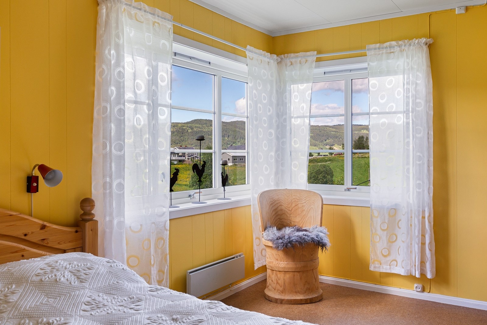 Soverommene har god plass til dobbeltseng og øvrige soveromsmøbler. Galleribilde