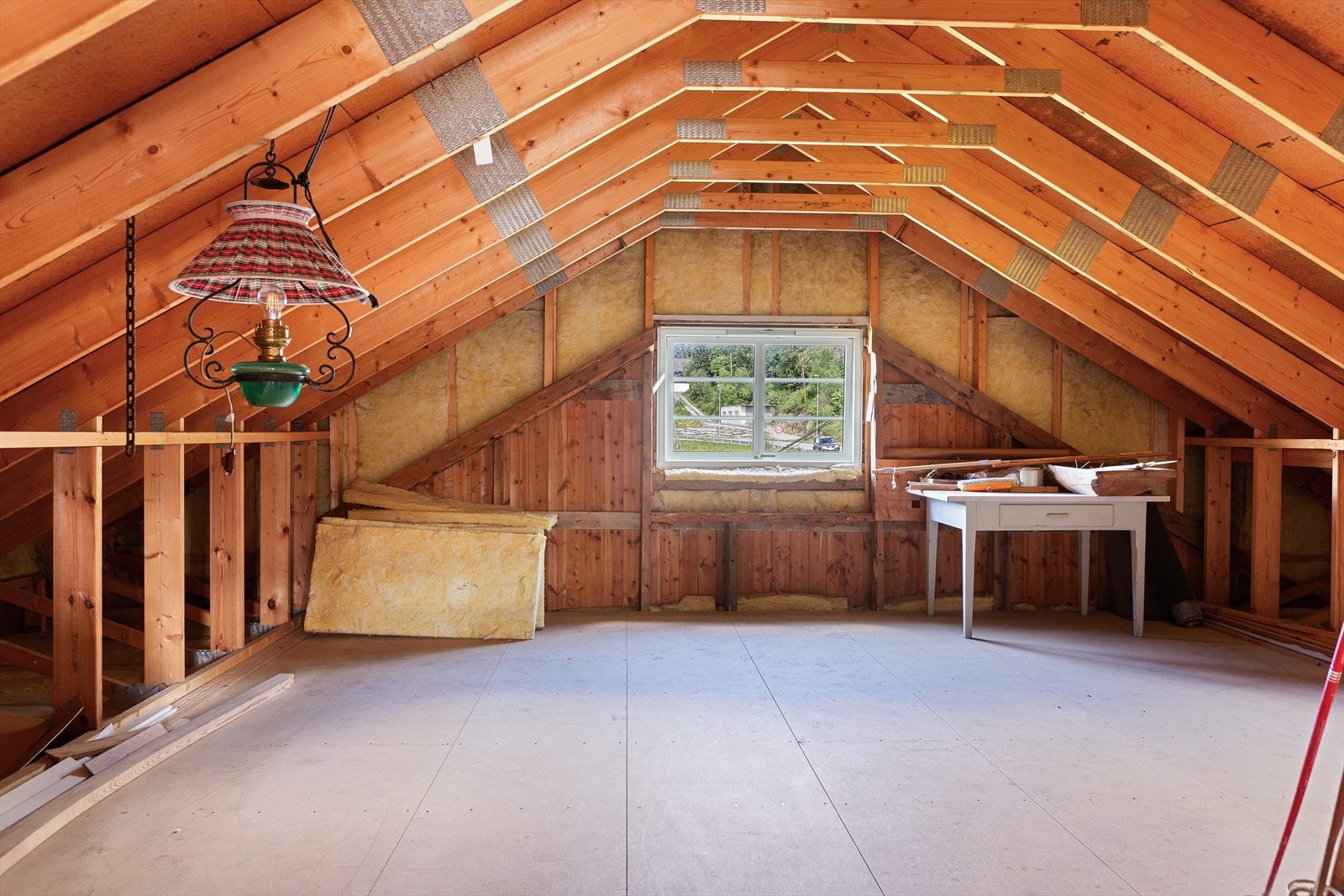 Boligen har et romslig, uinnredet loft med stort gulvareal og god plass til oppbevaring. Galleribilde