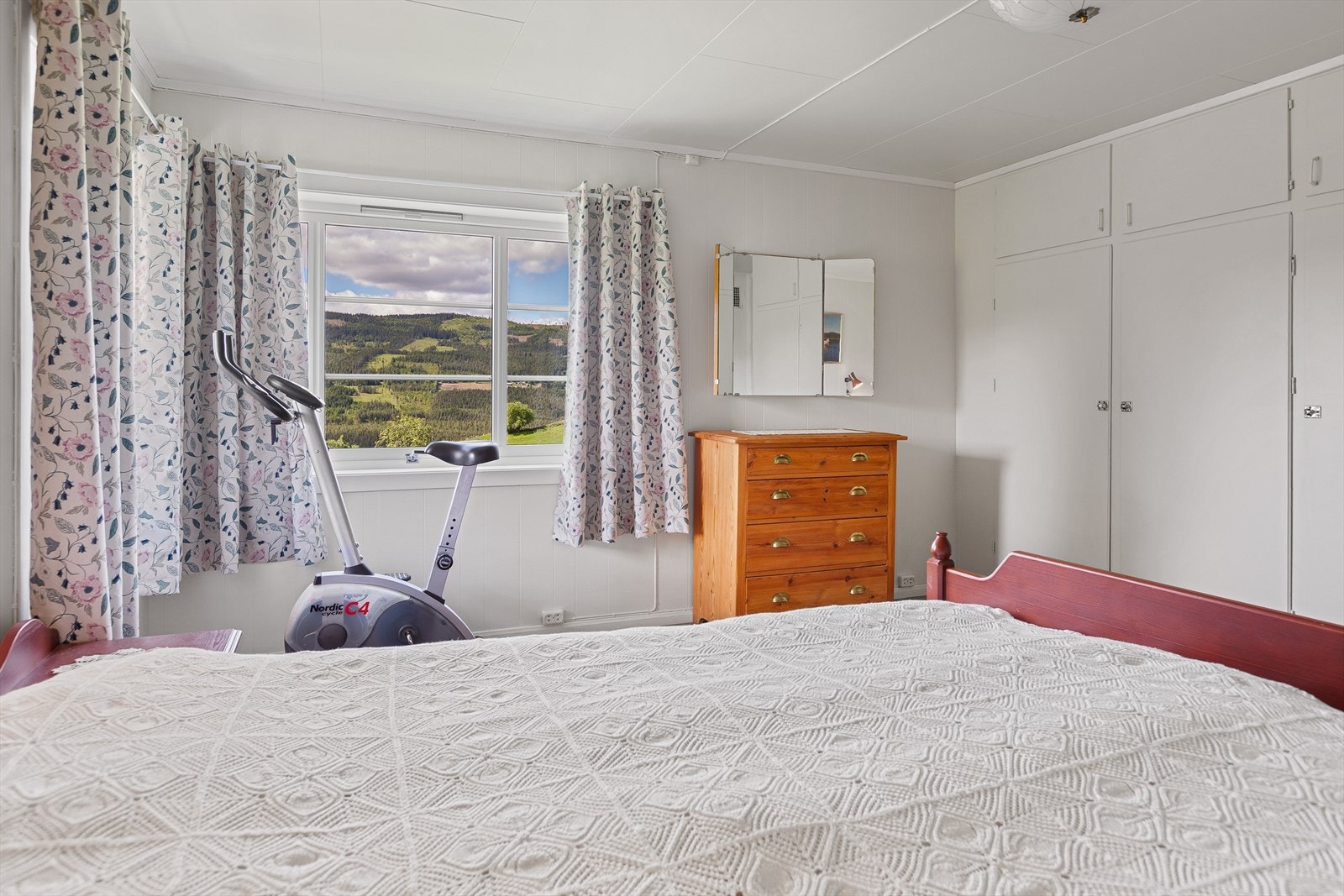 I disse to rommene er det vedovn og godt med plassbygde skap. Galleribilde