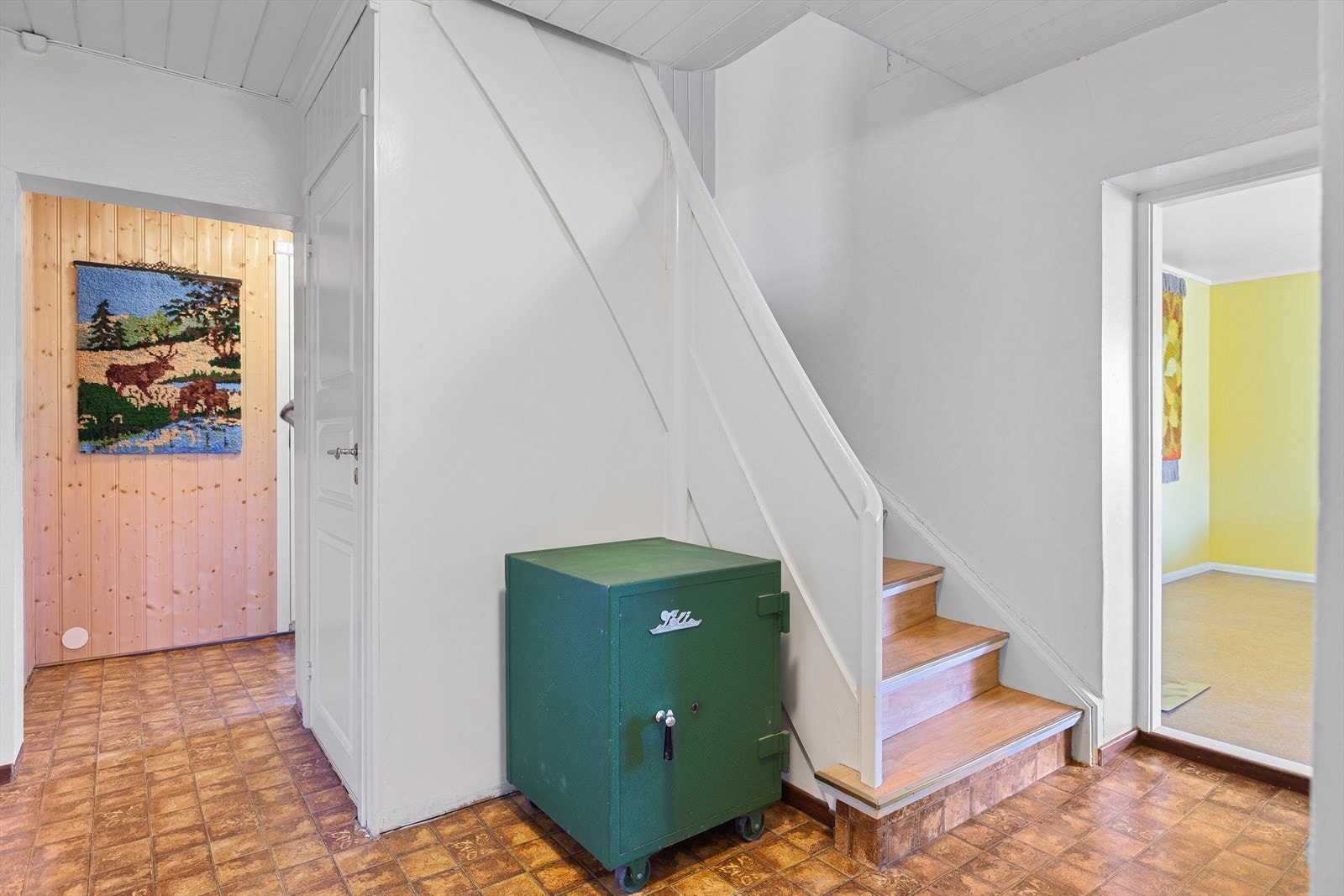 I undertasjen er det en romslig trappegang, tre soverom og bad. Det er også utgang til garasje og til overbygd terrasse. Galleribilde