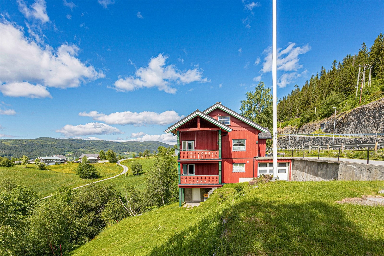 Garasje i samme bygg som boligen. Praktisk innkjøring. Galleribilde