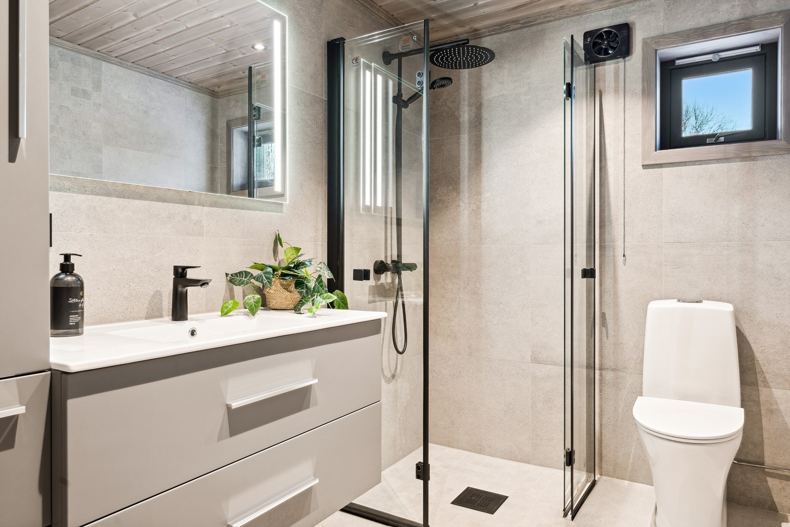 I hytta er det to delikate bad med flislagt vegger og flislagte gulv med varmekabler. På hovedbadet er det større baderomsinnredning med heldekkende servantplate, speil og belysning. Nedfelt dusjnisje med glassvegger og regndusj. Toalett. El-vifte. Galleribilde