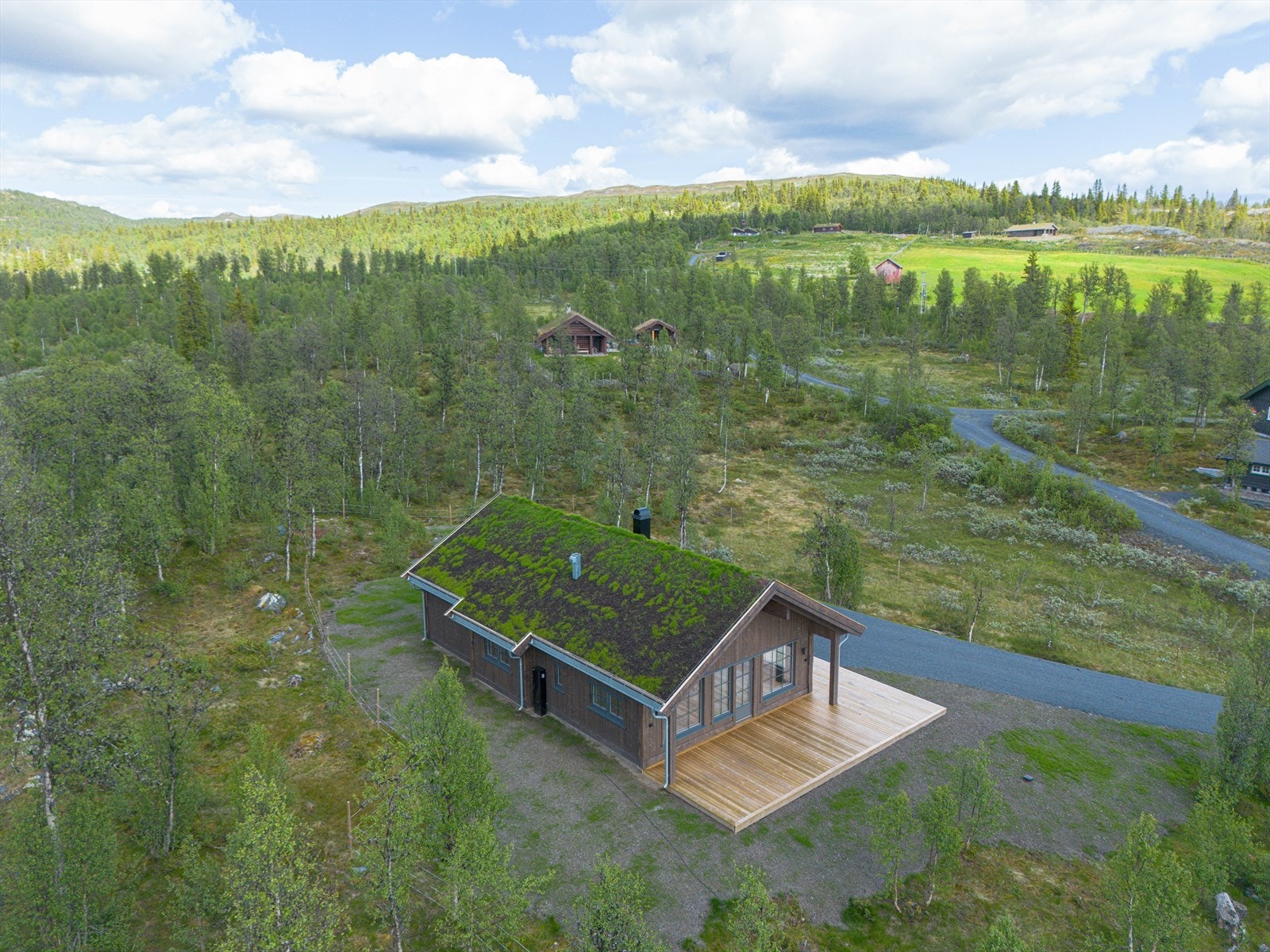 Hytta er et flott utgangspunkt for fjellturer, og terrenget innbyr til aktive dager året rundt. Om sommeren kan en sykle på stier og stølsveier, gjerne til Hugulia, Spåtind eller Lenningen. Vinterstid finner en oppkjørte skiløyper ca. 200 m fra hytta. Galleribilde