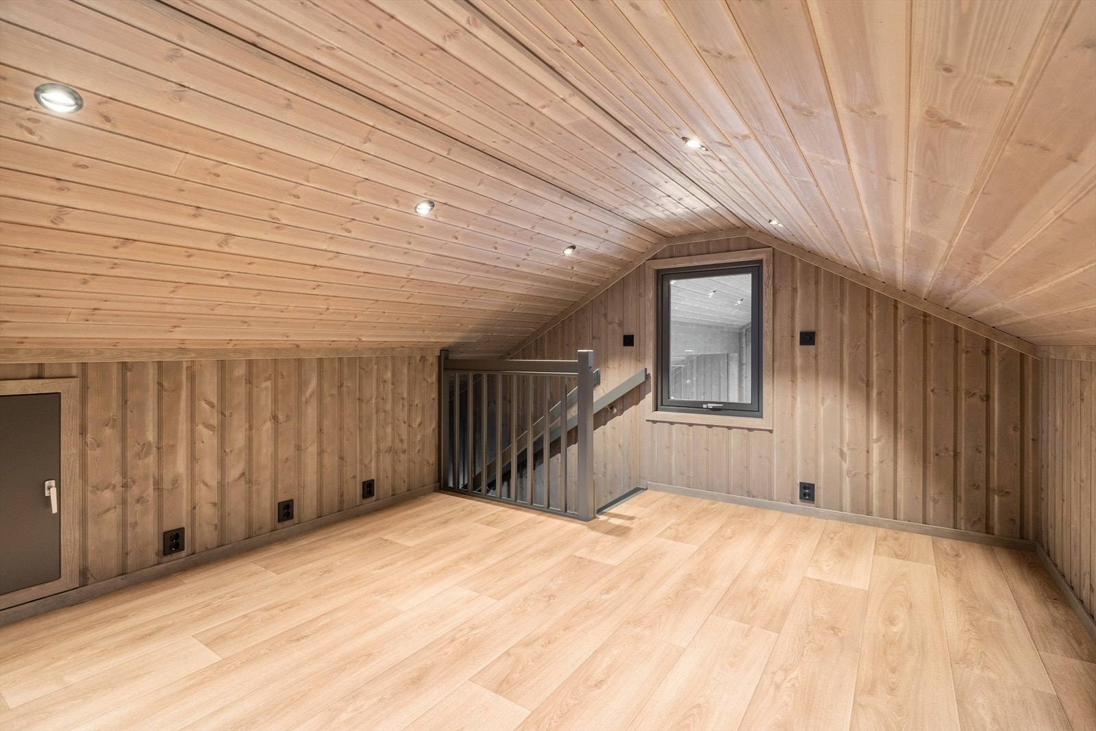 I loftsetasjen finneren to hyggelige, innredede rom og to kott. Galleribilde