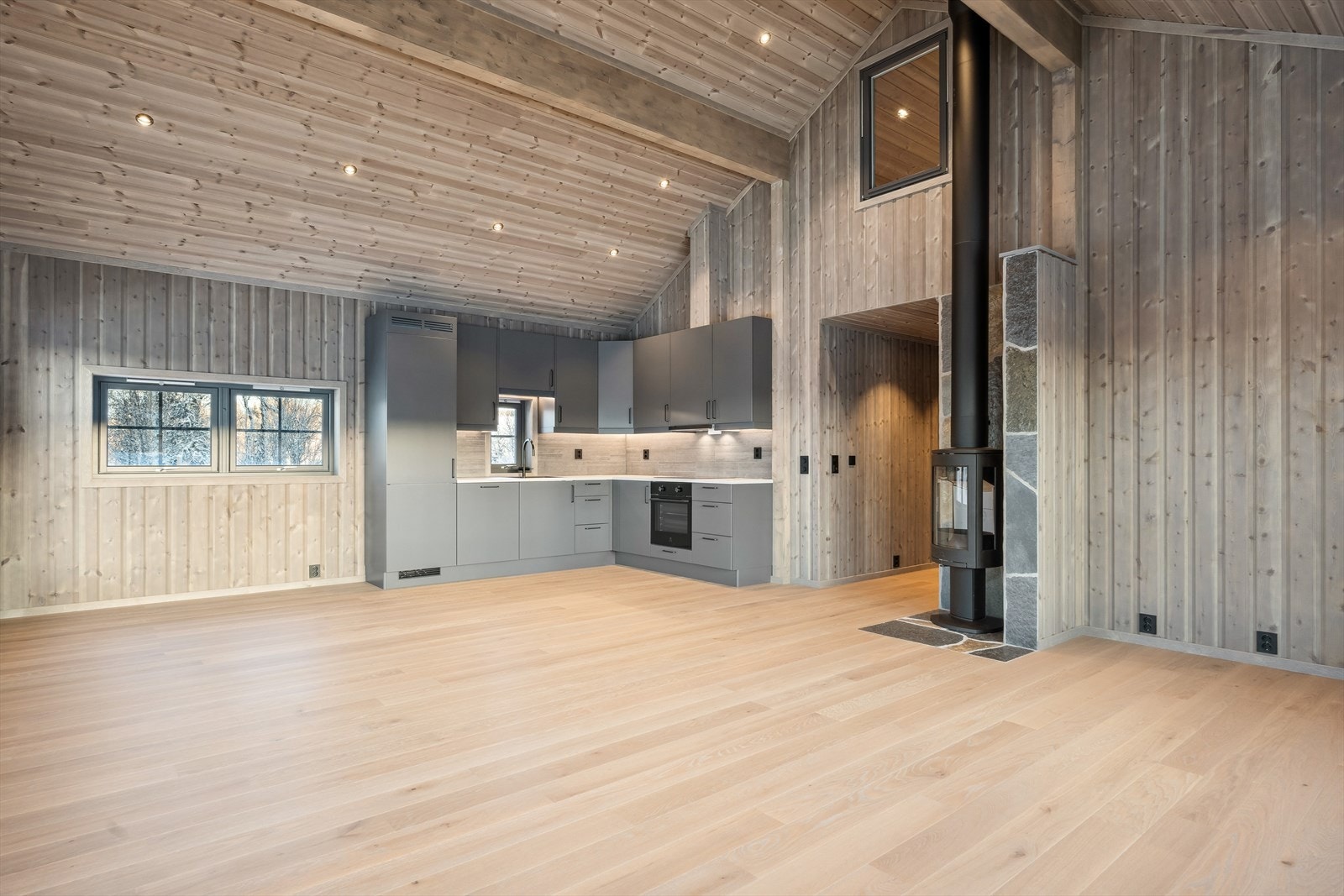 Peisovnen har stålpipe, noe som gir ekstra god utnyttelse av varmen. Brannmur og gulv under ovn er kledd med villskifer. Galleribilde