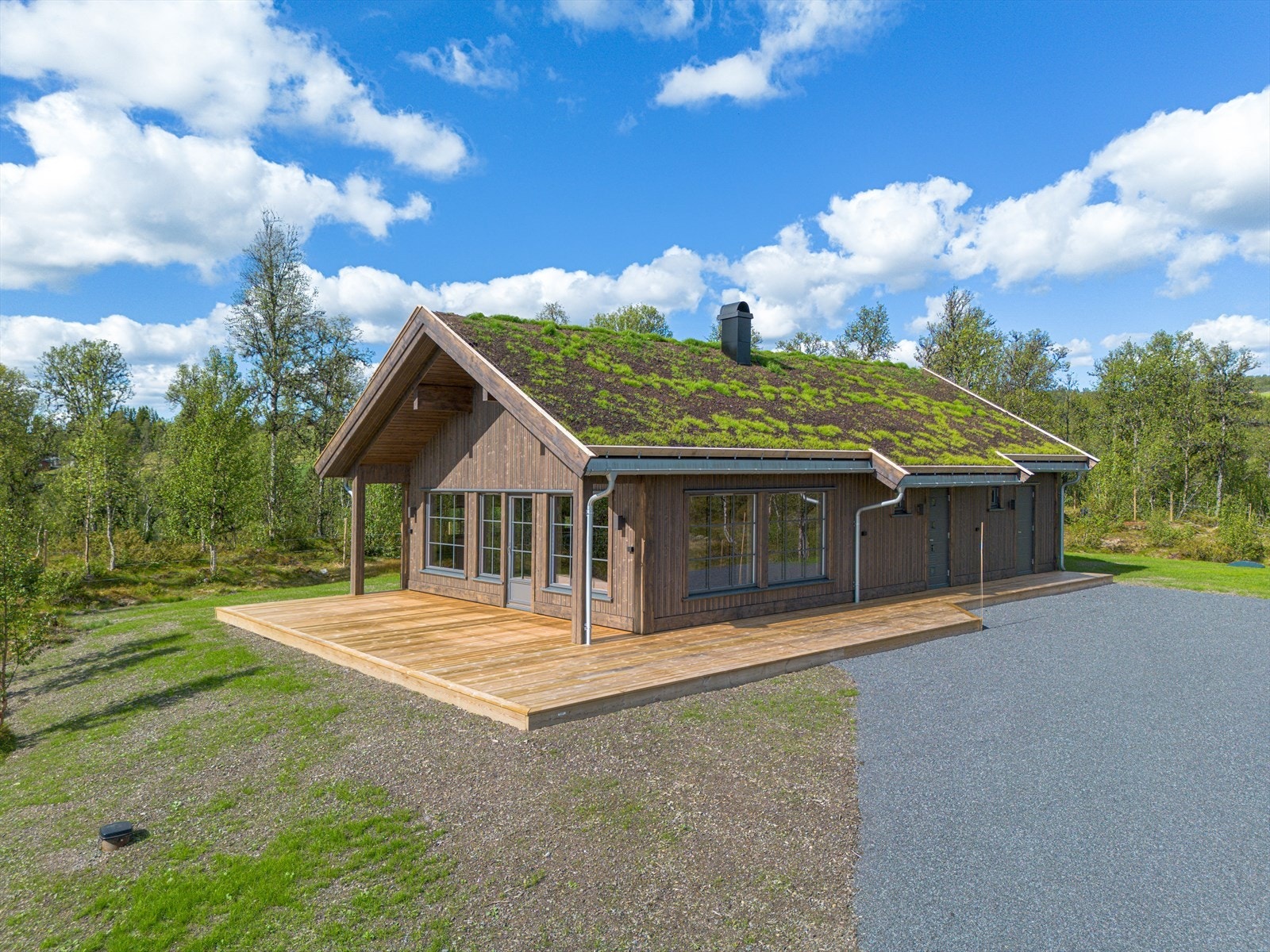 Hytta har overbygd inngangsparti i tilknytning til en stor delvis overbygd terrasse. Terrassen strekker seg langs to sider av hytta og har fin plass til flere sittegrupper. Galleribilde