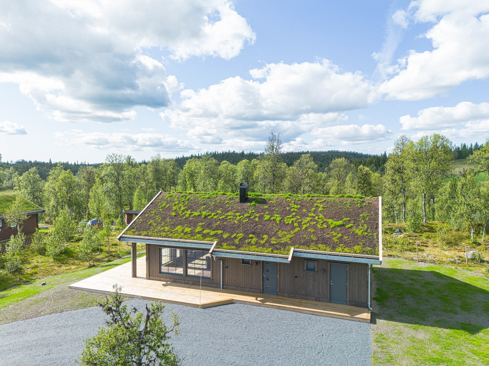 Det er også muligheter for flere uteplasser, lek og moro på den romslige tomta, som er pent opparbeidet rundt hytta. Galleribilde