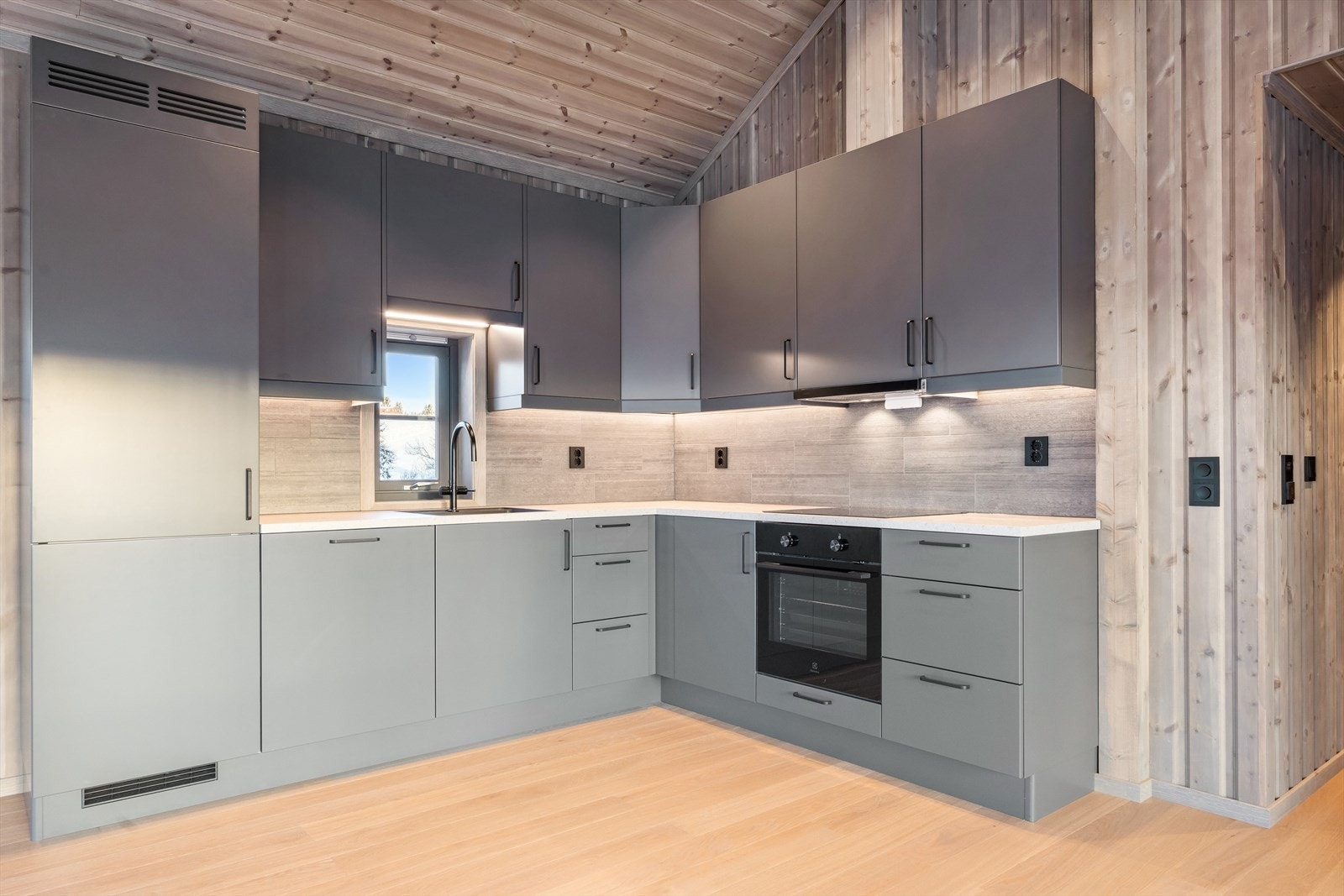 Innredningen har integrerte hvitevarer med induksjonstopp, stekeovn, oppvaskmaskin og kjøle-/fryseskap. Kjøkkenventilator med avtrekk over tak. Galleribilde