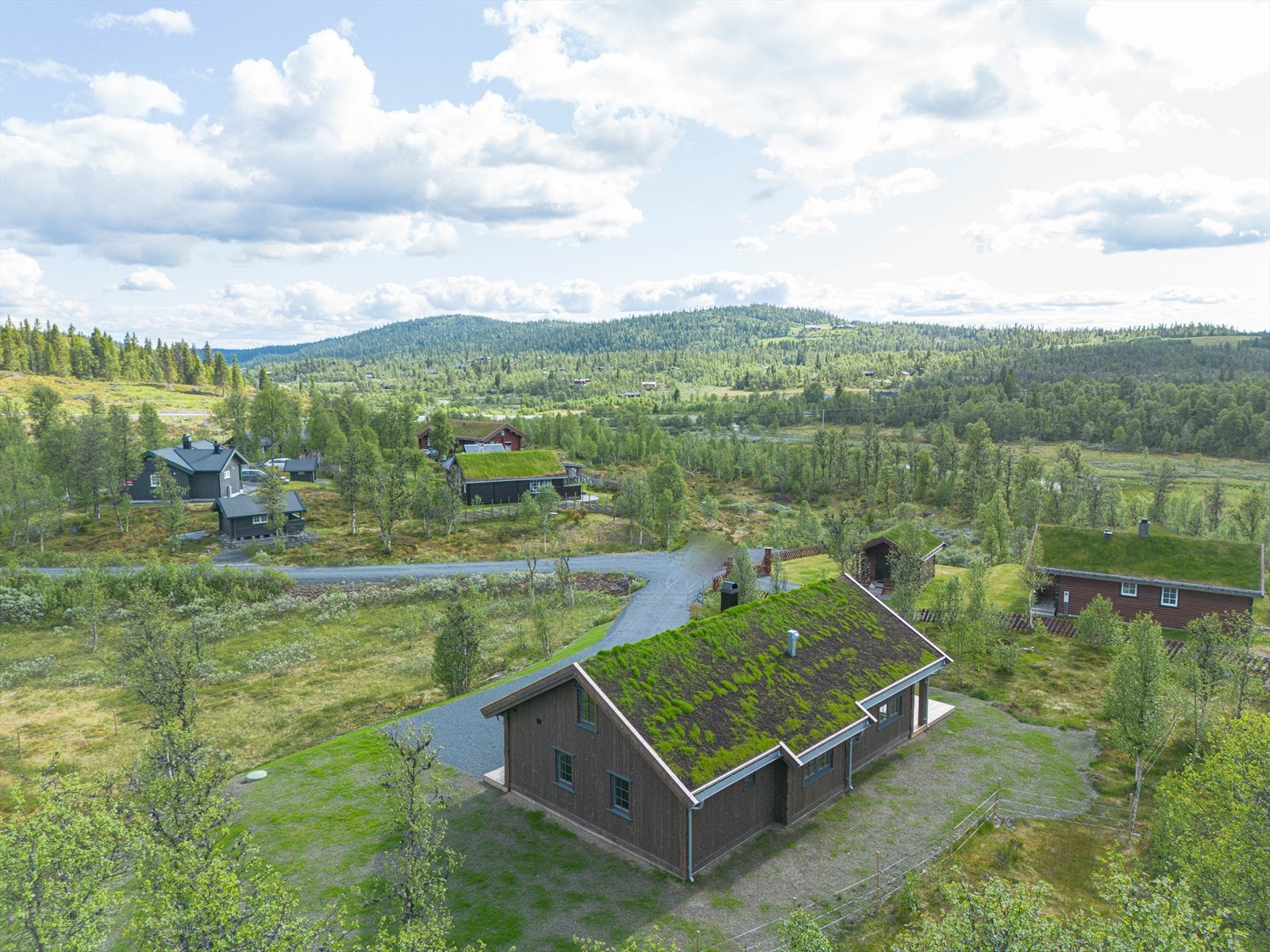 Denne lekre, nyoppførte hytta ligger i Briskehallvegen, ikke så langt fra Liastøltjednet. Den er lett tilgjengelig året rundt og har selvsagt har alle fasiliteter. Galleribilde