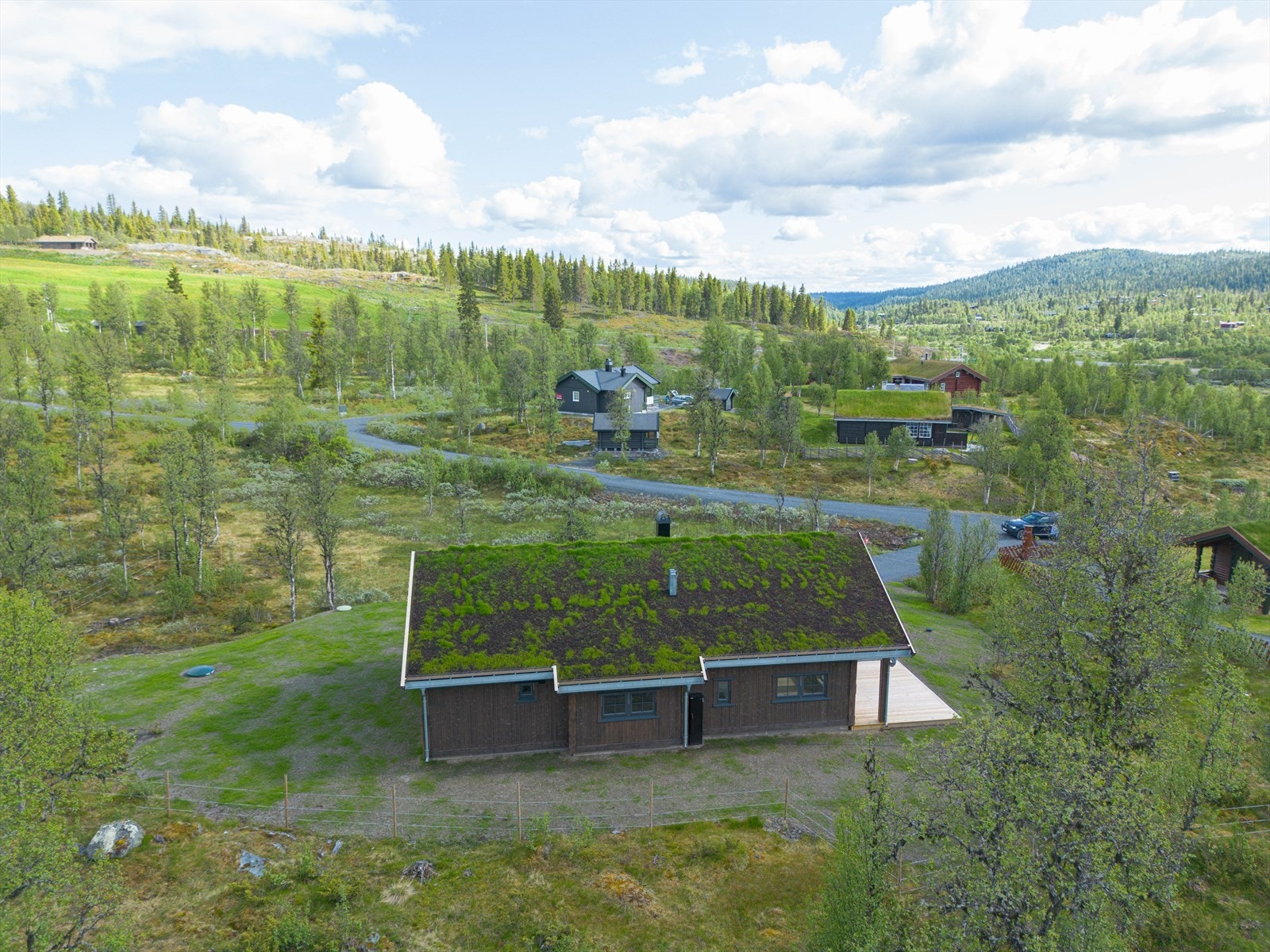 fra hytta er det ca. 15-20 minutters kjøretur til Gamlestølen Turistsenter, som er et populært stoppested med mange aktiviteter, bl.a. slalåmbakke. Her serveres det også gode måltider i hyggelige omgivelser. Galleribilde