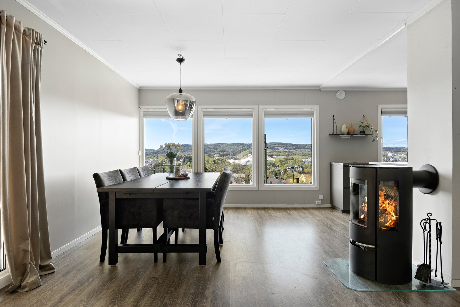 God plass til møblering i stue Galleribilde