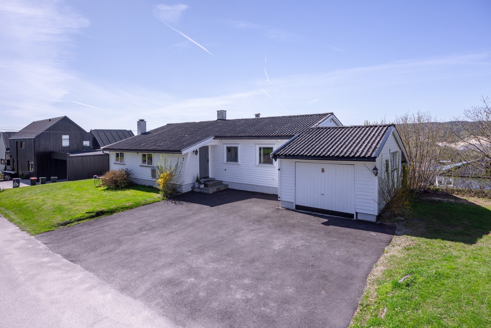 God plass til parkering på egen gårdsplass og i garasje. Det er montert el-billader. Galleribilde