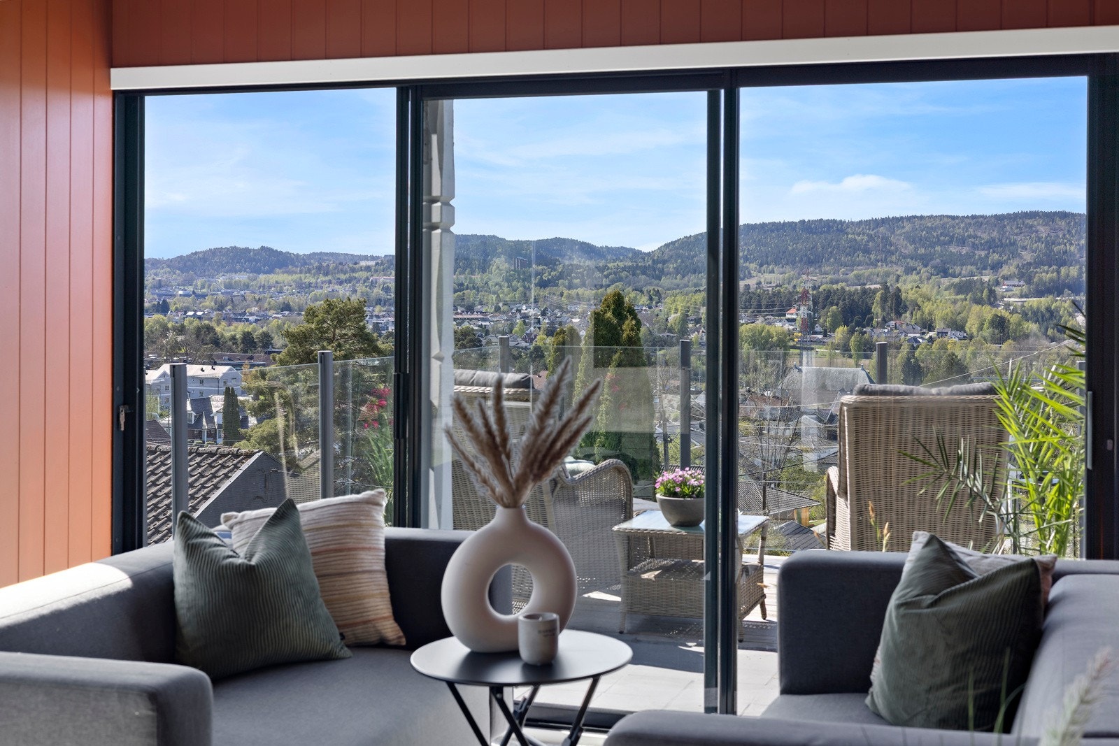 Boligen ligger høyt & fritt med panoramautsikt Galleribilde