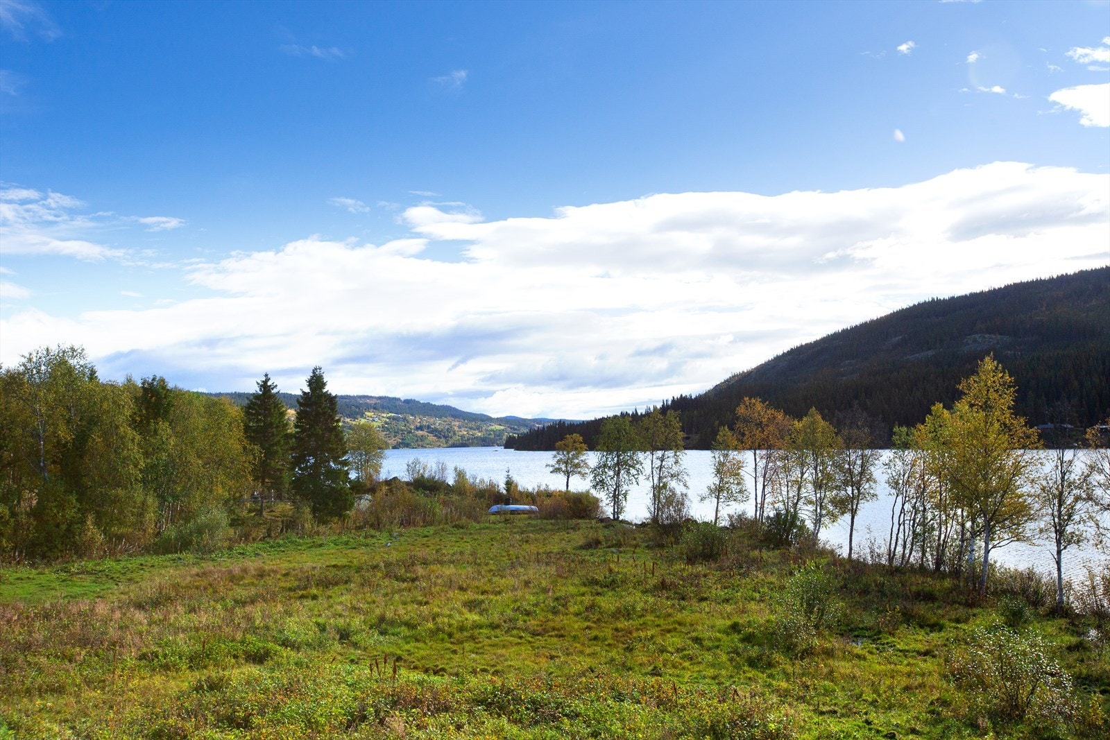 Fra eiendommen har du direkte nærhet til Steinsetfjorden, og et fantastisk utsyn over vannet og det vakre landskapet omkring. Galleribilde