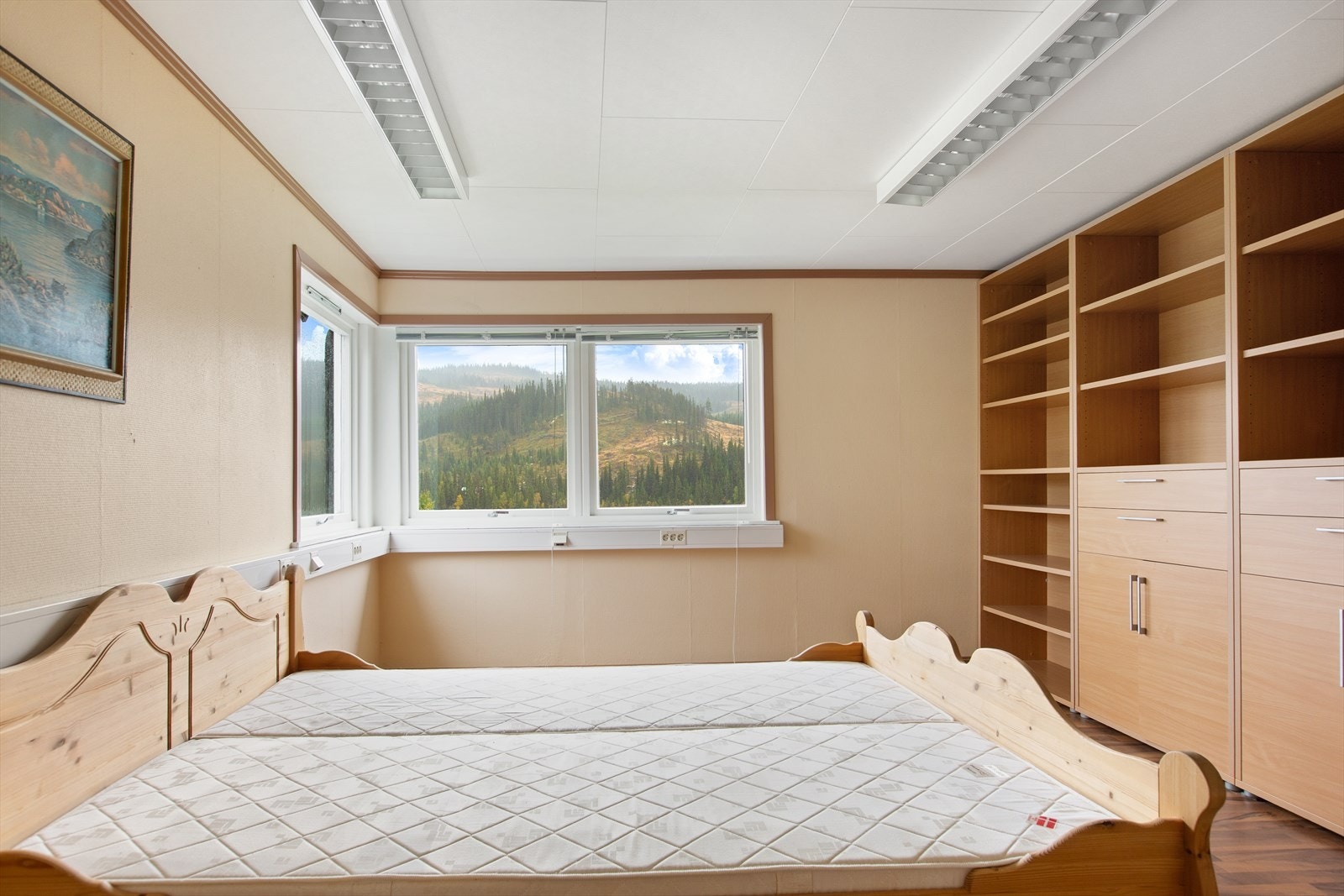 Dette gir mulighet for flere soveplasser, og gjør at boligen har god plass til mange. Soverom/allrom 2. Galleribilde