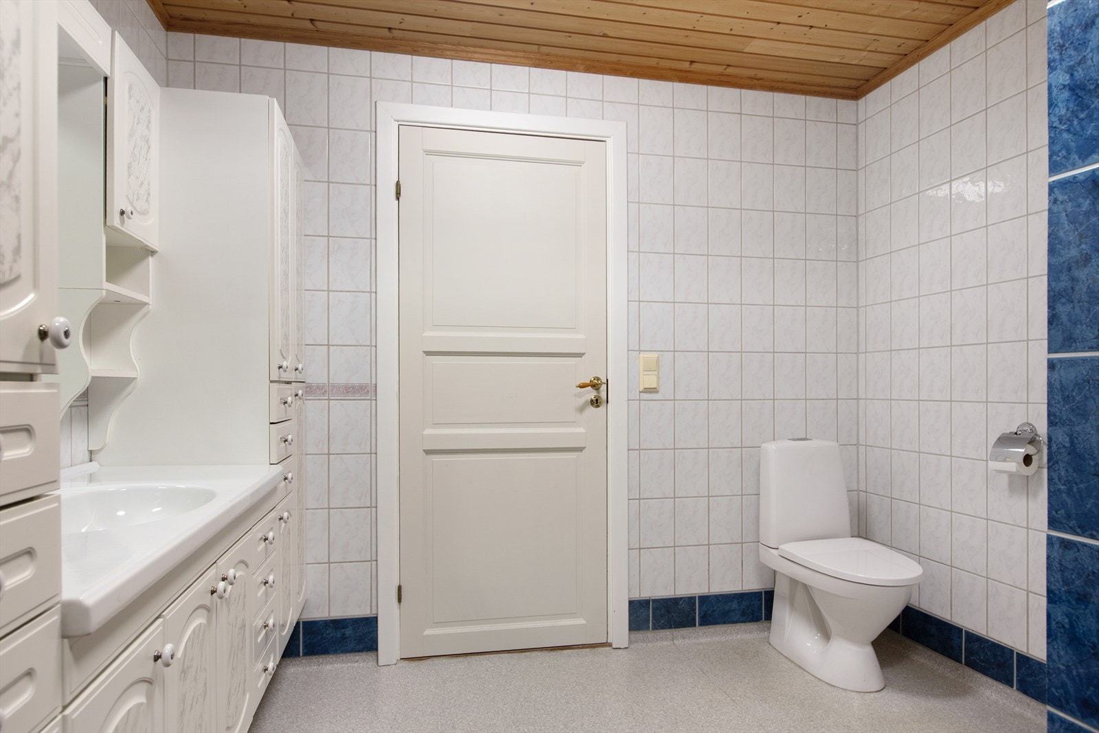 Badet har støpt gulv med belegg samt fliser som veggoverflater. Galleribilde