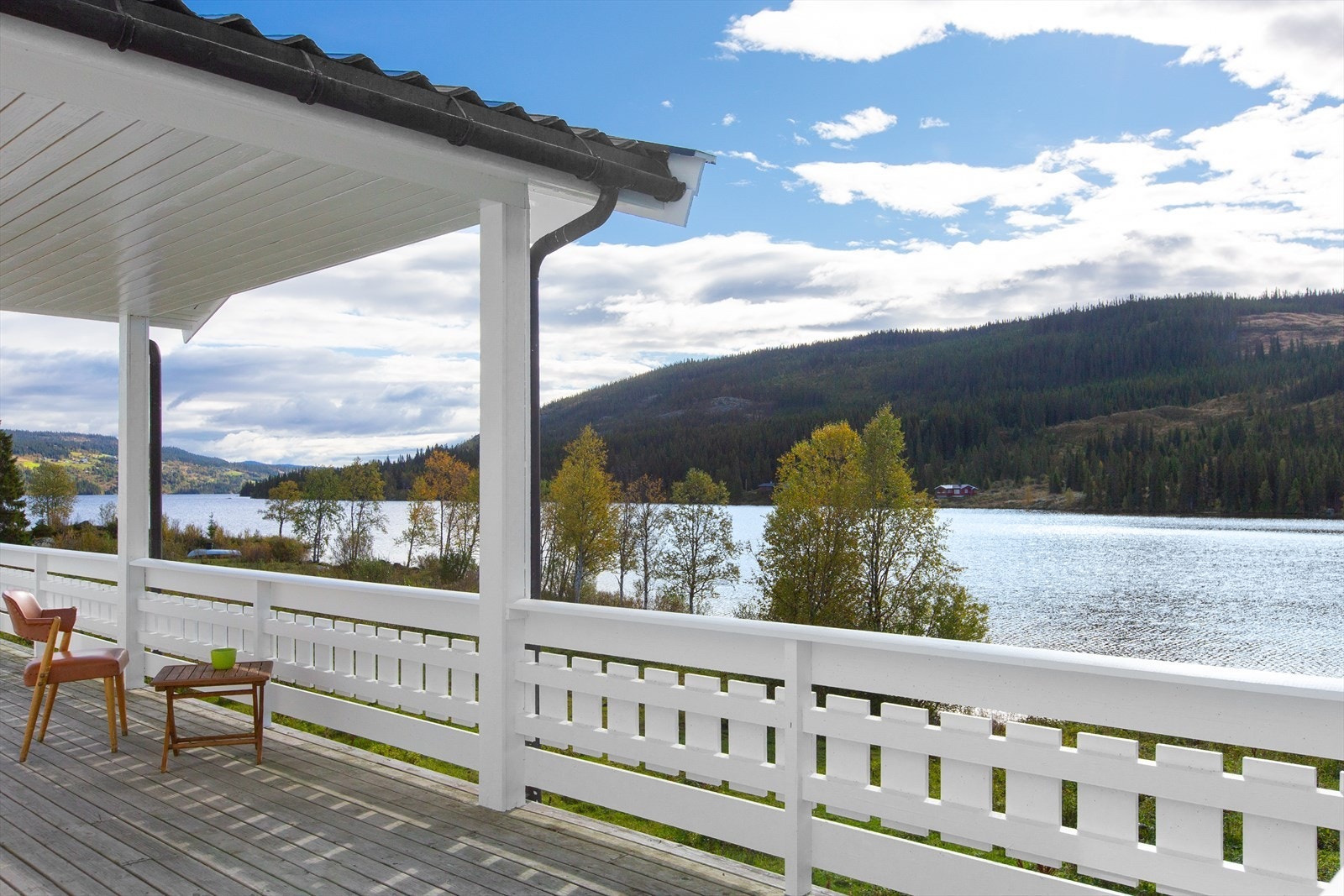 Utearealene byr på flere terrasser, verandaer og en stor platting hvor du kan nyte lange, lyse sommerdager fra tidlig morgen til sen kveld. Galleribilde