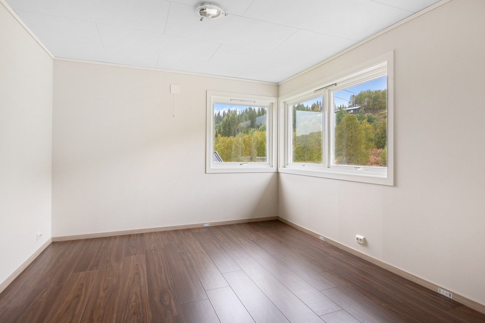 Etasjen rommer i tillegg tre fleksible rom som kan benyttes til soverom, kontor eller oppholdsrom. Soverom/allrom 1. Galleribilde