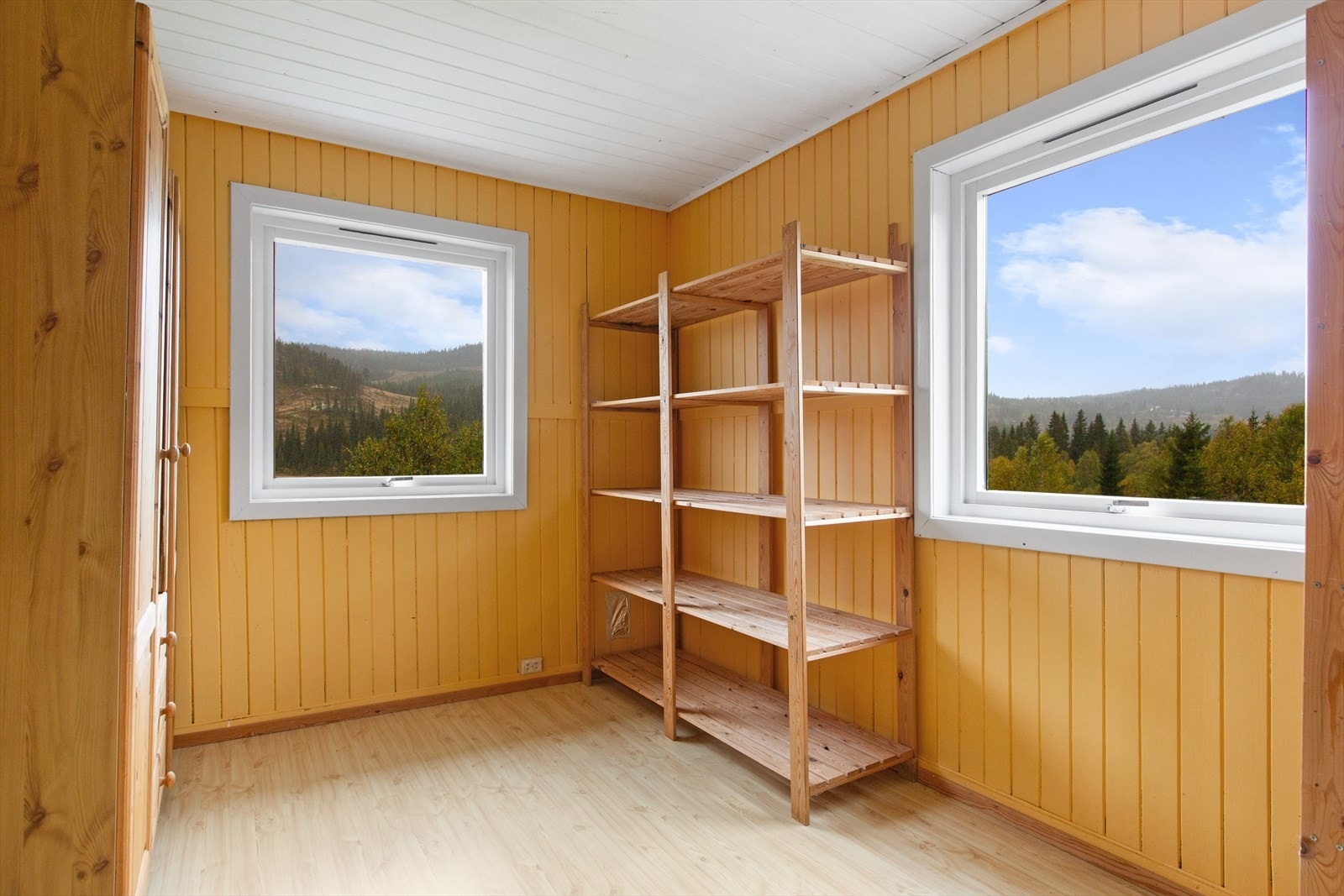 I tilknytning til loftstuen er det ett rom innredet som bod med praktiske hyller for oppbevaring. Galleribilde