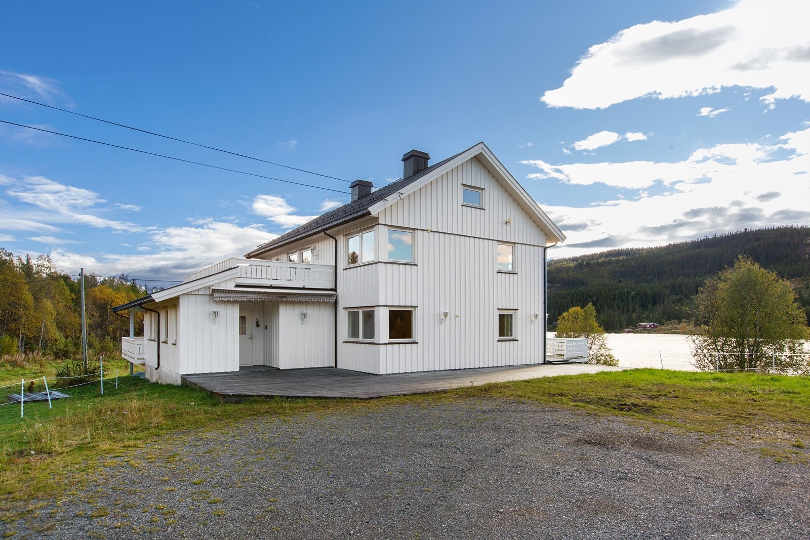 Eiendommen ligger i et område med gårds- og boligbebyggelse, og kan by på en sjelden kombinasjon av stor tomt, vakker utsikt og gode muligheter for den som ønsker plass og frihet rundt seg. Galleribilde
