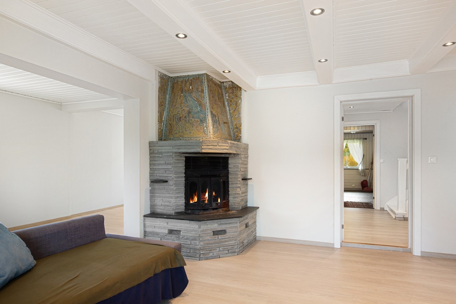 Boligen har to hyggelige stuer i hovedetasjen. Den ene stua har plassmurt peis med innsats, kledd i fasadeskifer - en elegant detalj som gir rommet en lun atmosfære. Galleribilde