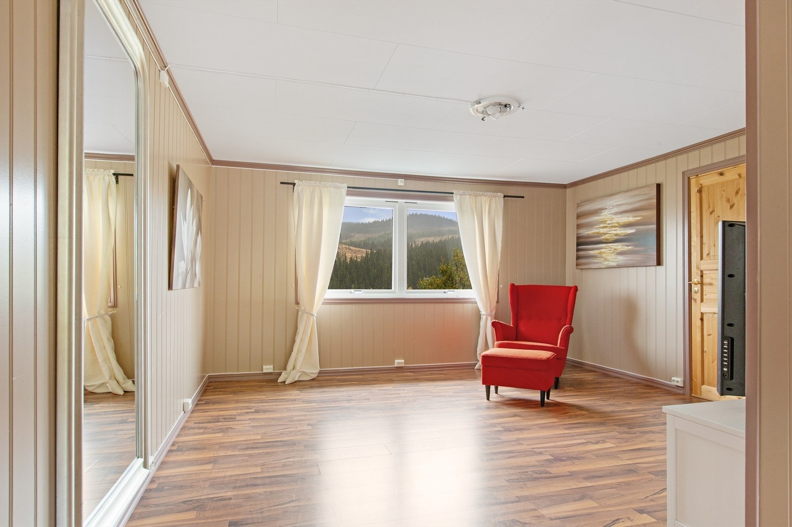Store vinduer ivaretar utsikten og slipper inn rikelig med lys. Galleribilde