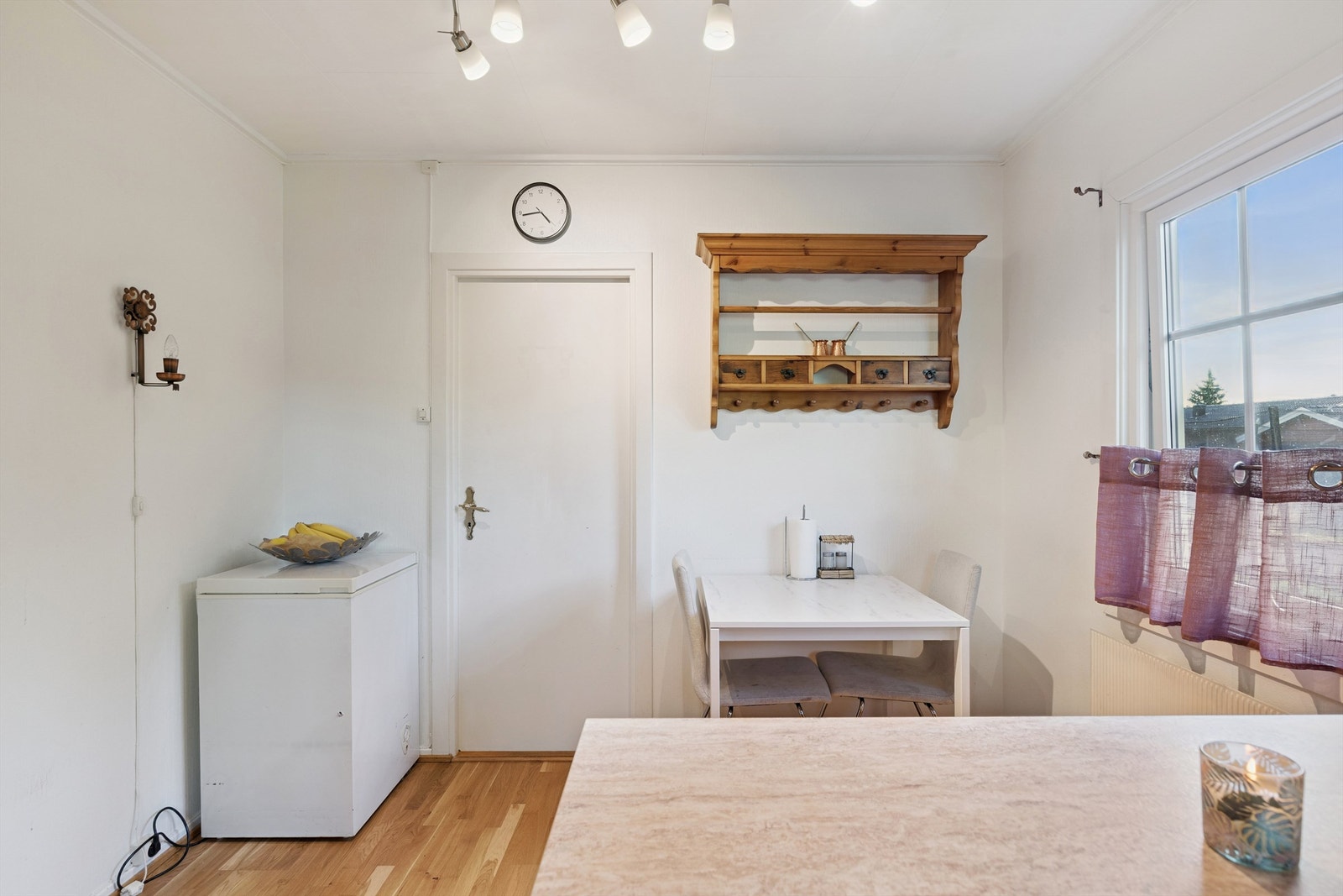 Det er også plass til en hyggelig spiseplass på kjøkkenet for de raske måltidene. Galleribilde