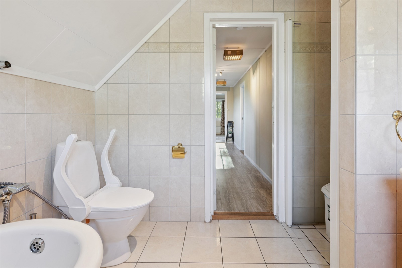 Her er det også en dobbel servant i innredningen og varme i gulvet for ekstra komfort. Galleribilde