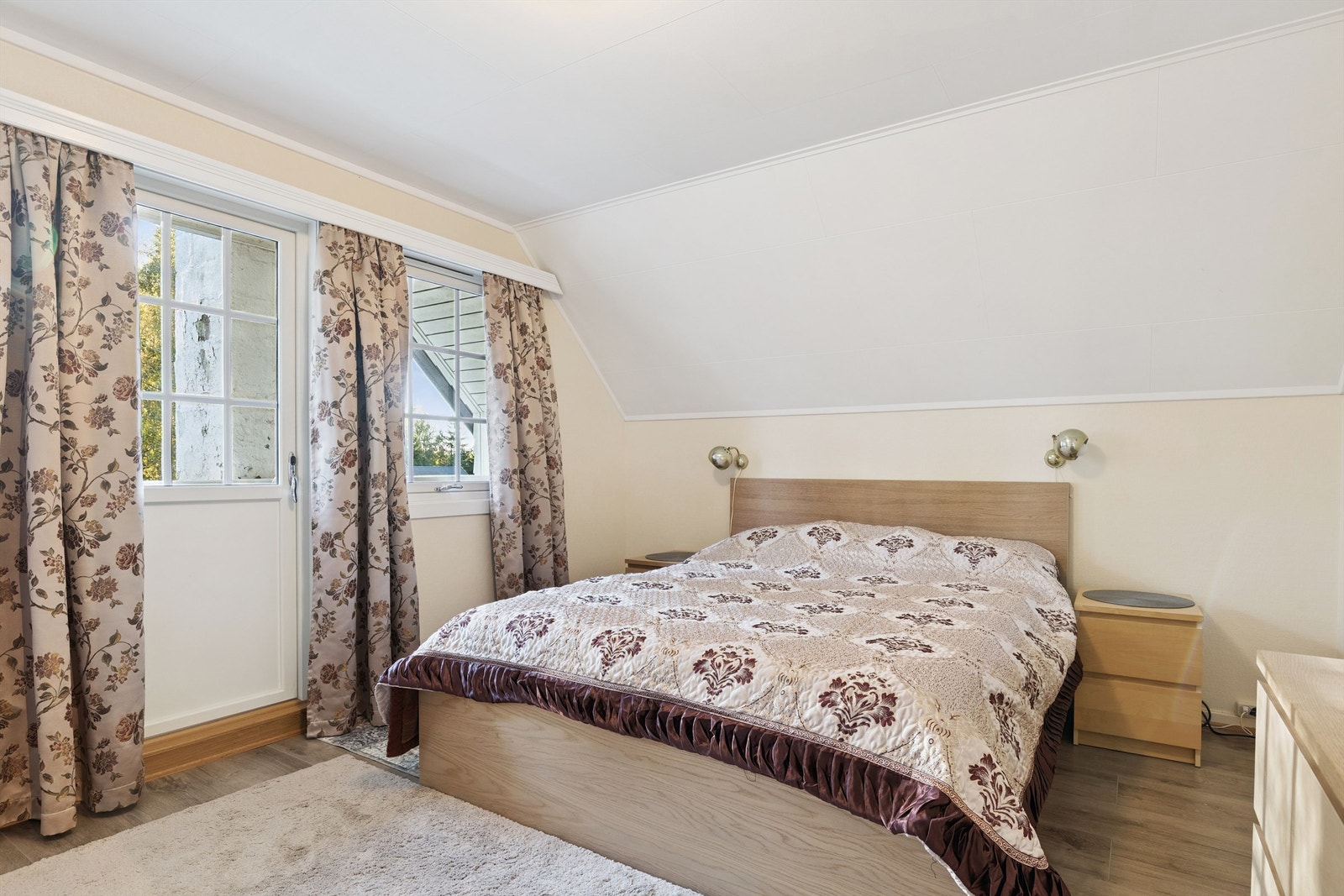 Hovedsoverommet har utgang til en sydøstvendt balkong på 5 m². Galleribilde