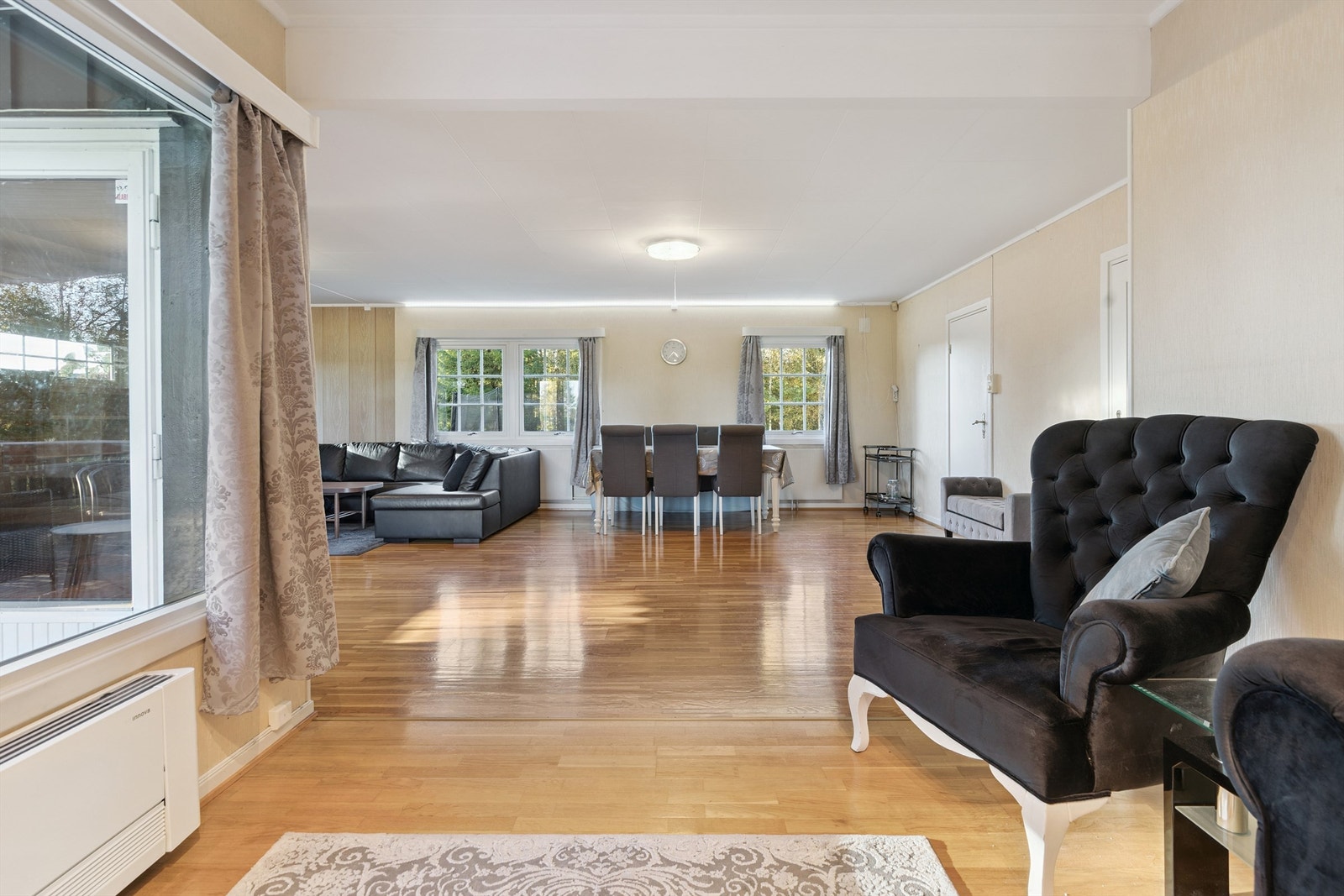 Fra stuen er det direkte utgang til en stor, sydvendt terrasse. Galleribilde