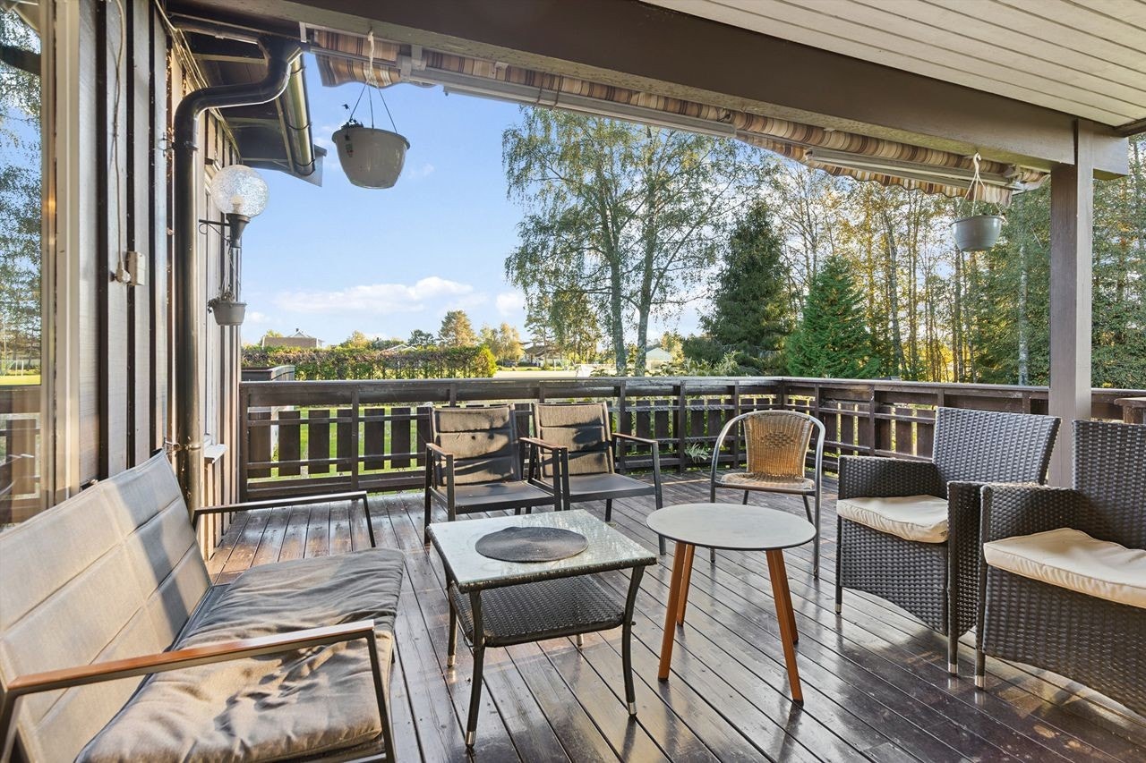 Den sydvendte terrassen på 23 m² har gode lysforhold og rikelig med plass for en sittegruppe. Galleribilde
