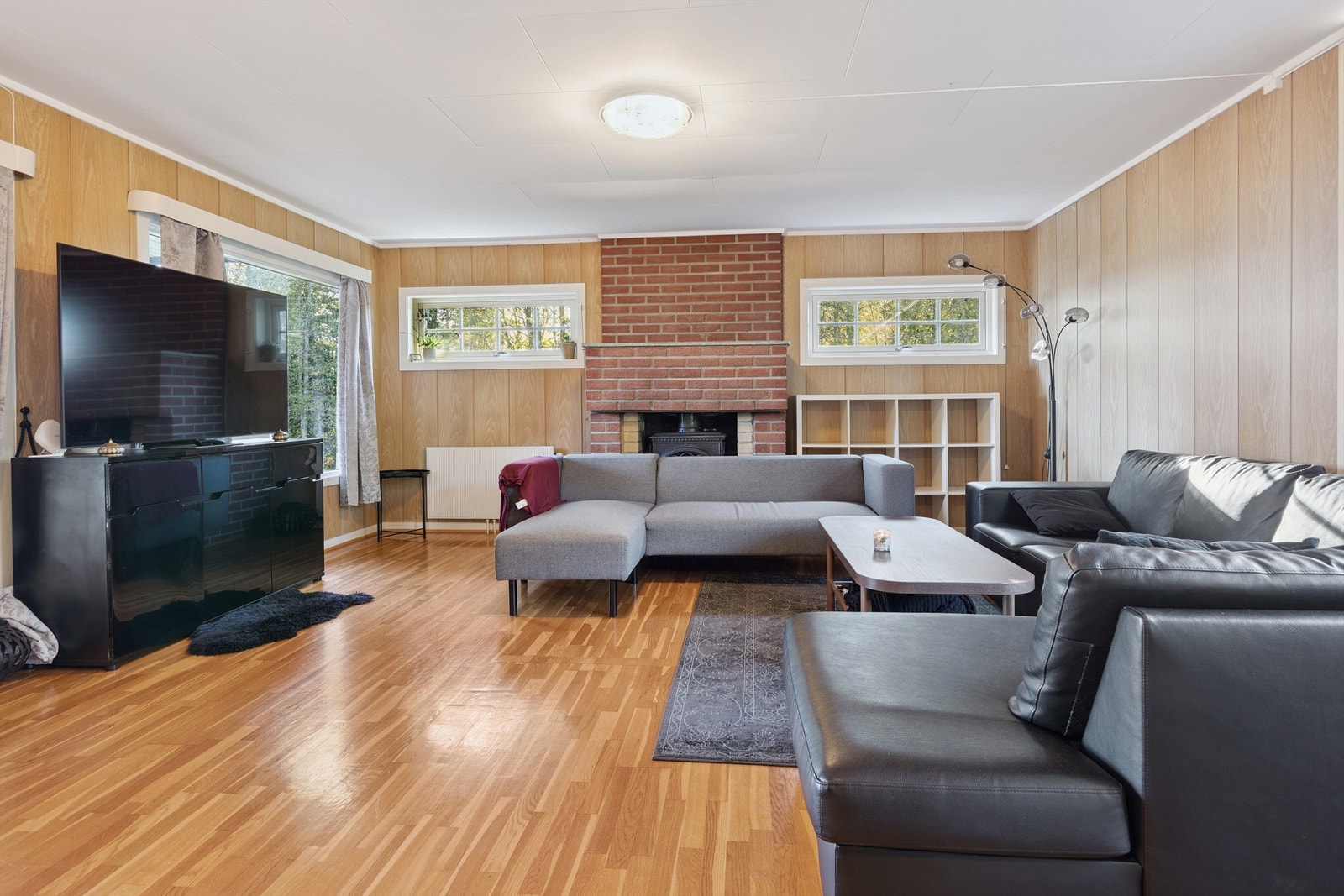 Stuen i første etasje er et romslig samlingspunkt, med en vedovn som gir både varme og atmosfære. Galleribilde