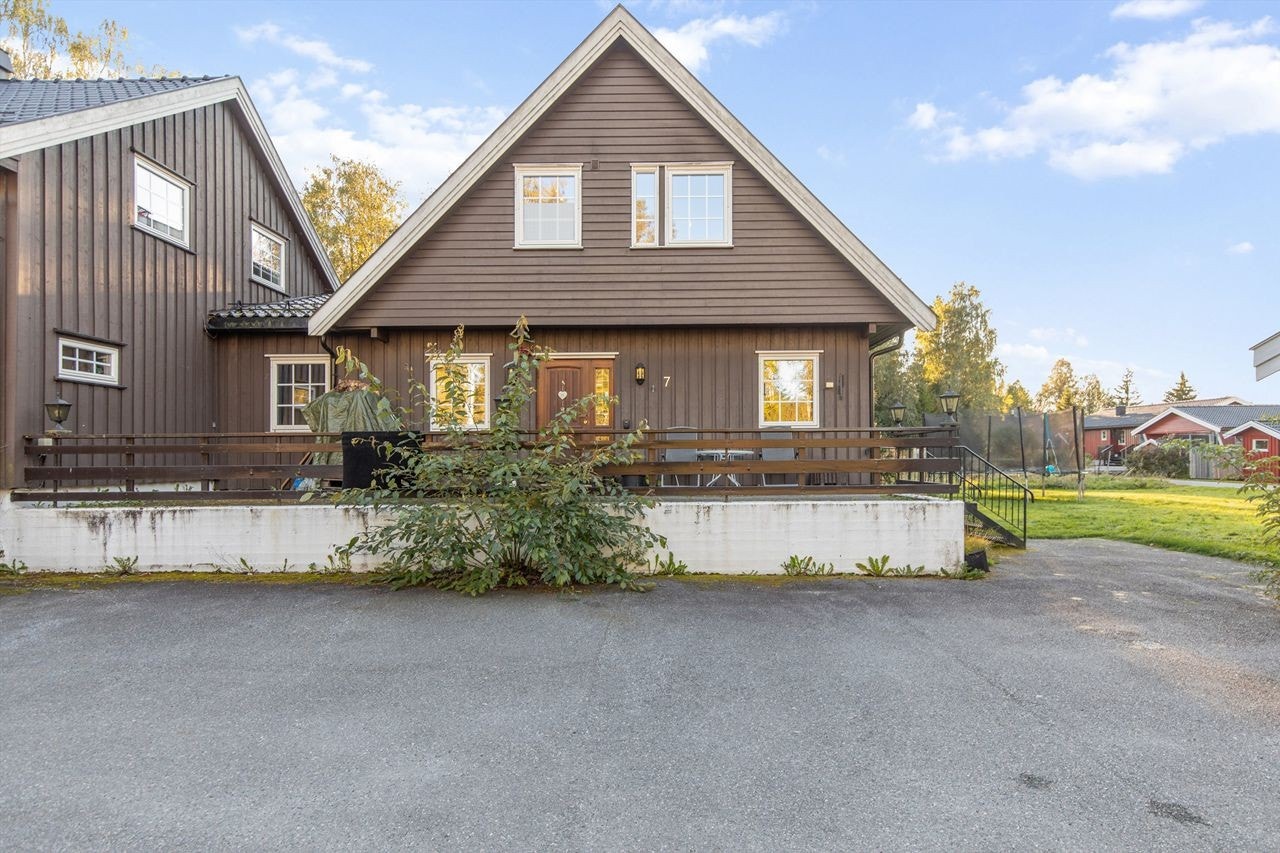 En innholdsrik og veletablert del av en tomannsbolig over tre plan, med stor hage og flere uteplasser. Galleribilde