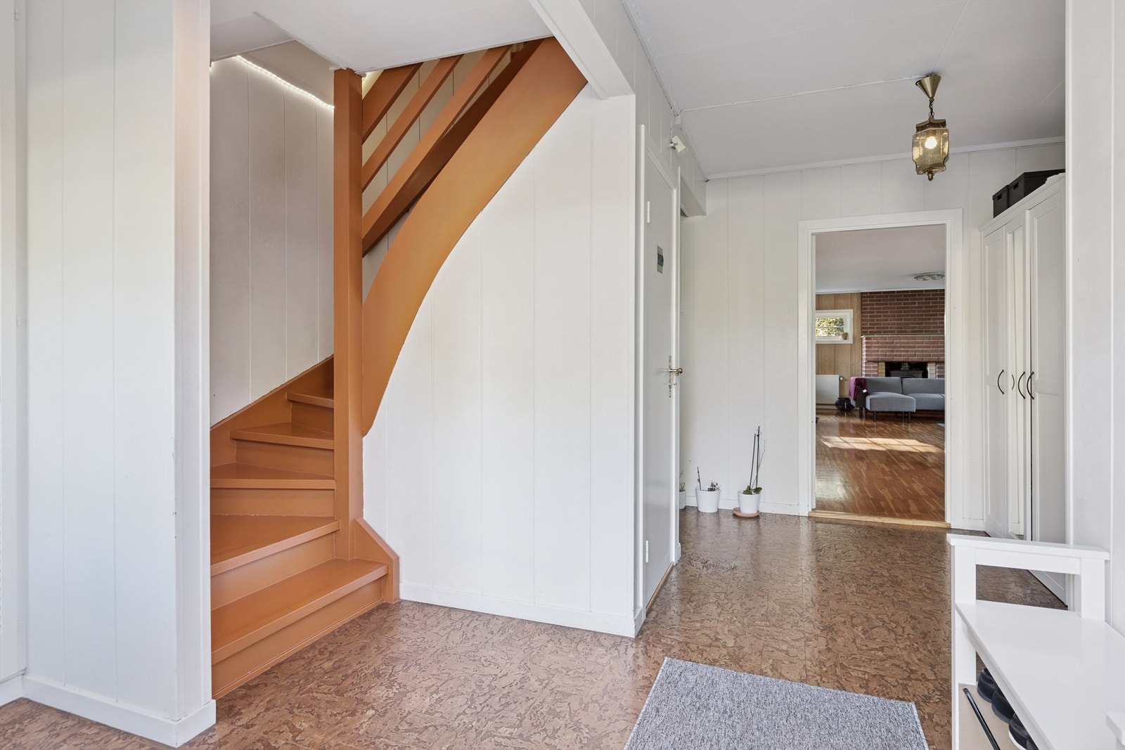 Fra gangen leder en solid tretrapp opp til andre etasje. Galleribilde