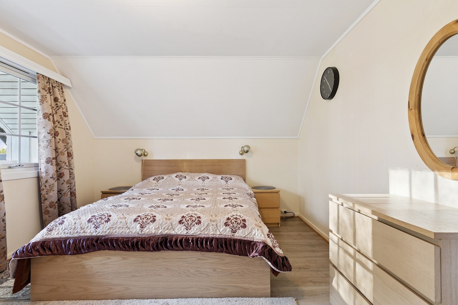 Rommet har god plass til dobbeltseng og garderobeløsninger. Galleribilde