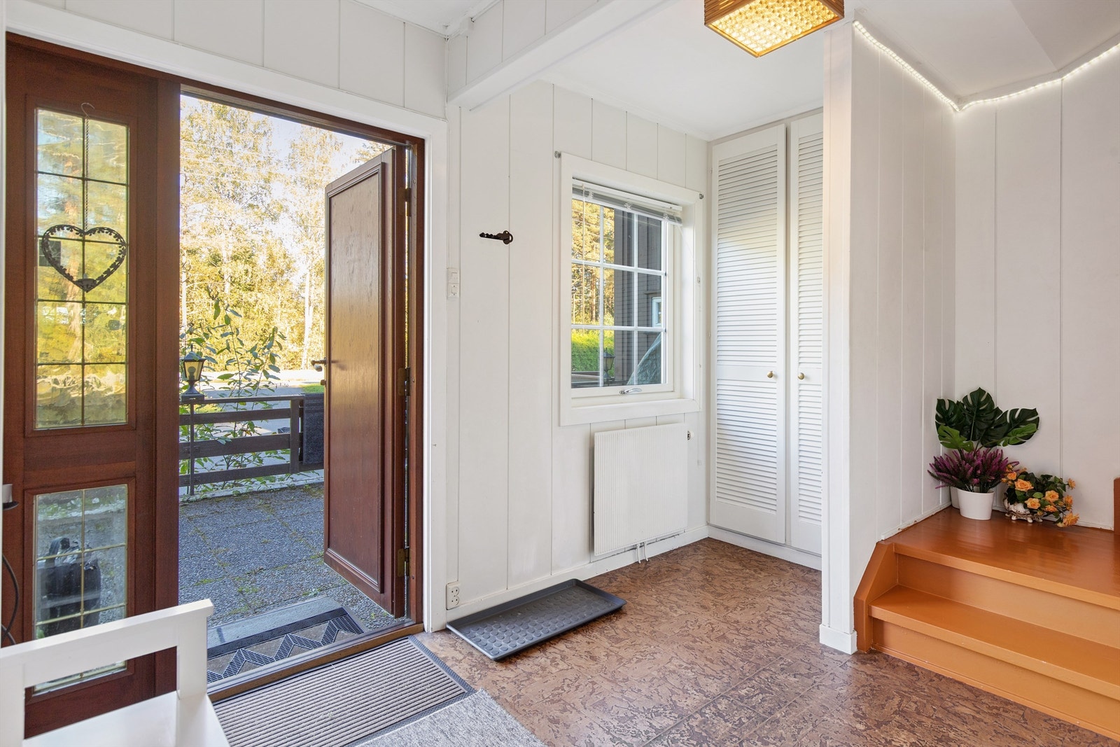 Velkommen inn i en lys entré med plass til oppbevaring og adkomst til boligens øvrige rom. Galleribilde