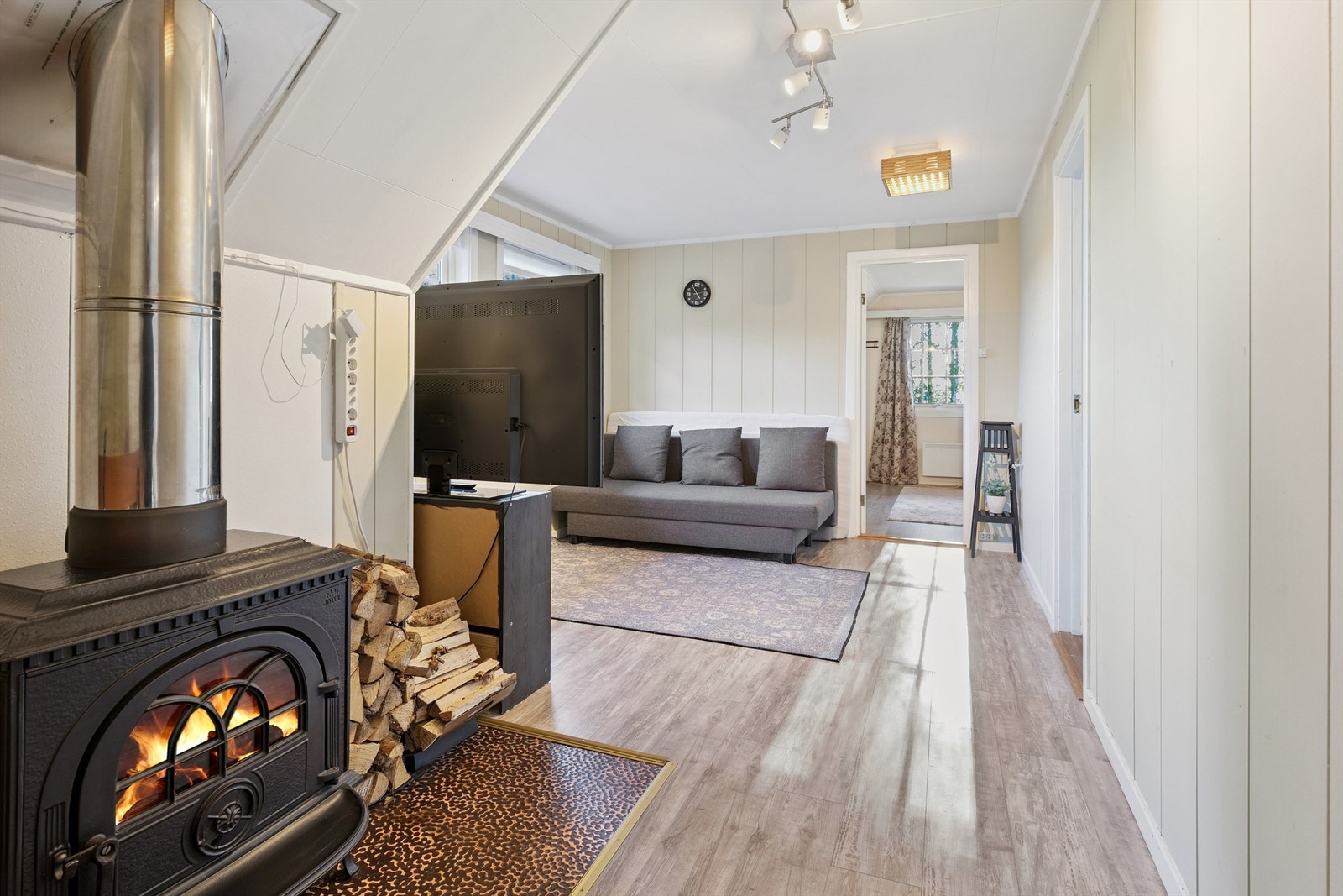 I andre etasje er det en ekstra stue, perfekt som TV-stue, med en vedovn for ekstra varme. Galleribilde