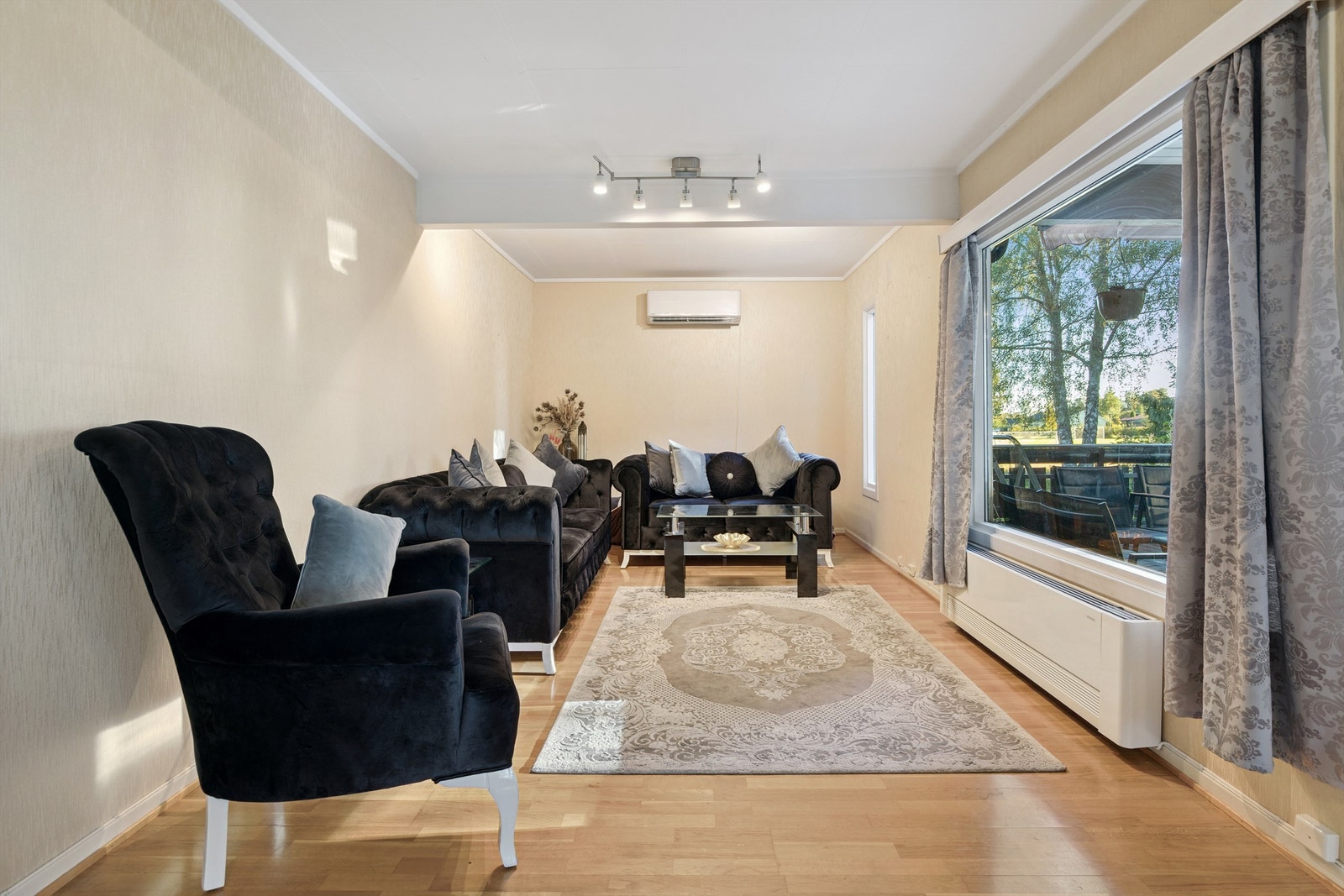 En luft-til-luft-varmepumpe bidrar til effektiv oppvarming av boligen. Galleribilde