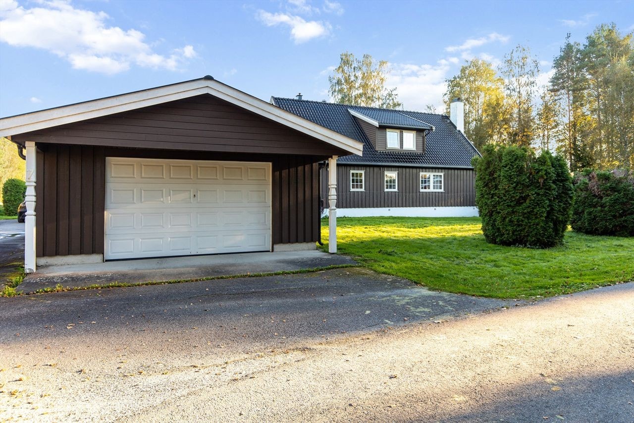 Til eiendommen hører en halvpart av en frittliggende dobbelgarasje på 28 m². Galleribilde