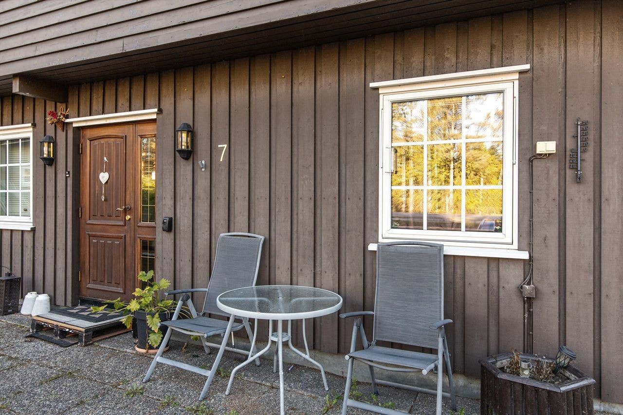 Ved inngangspartiet er det en stor, nordøstvendt terrasse på 37 m² belagt med terrazzofliser. Galleribilde