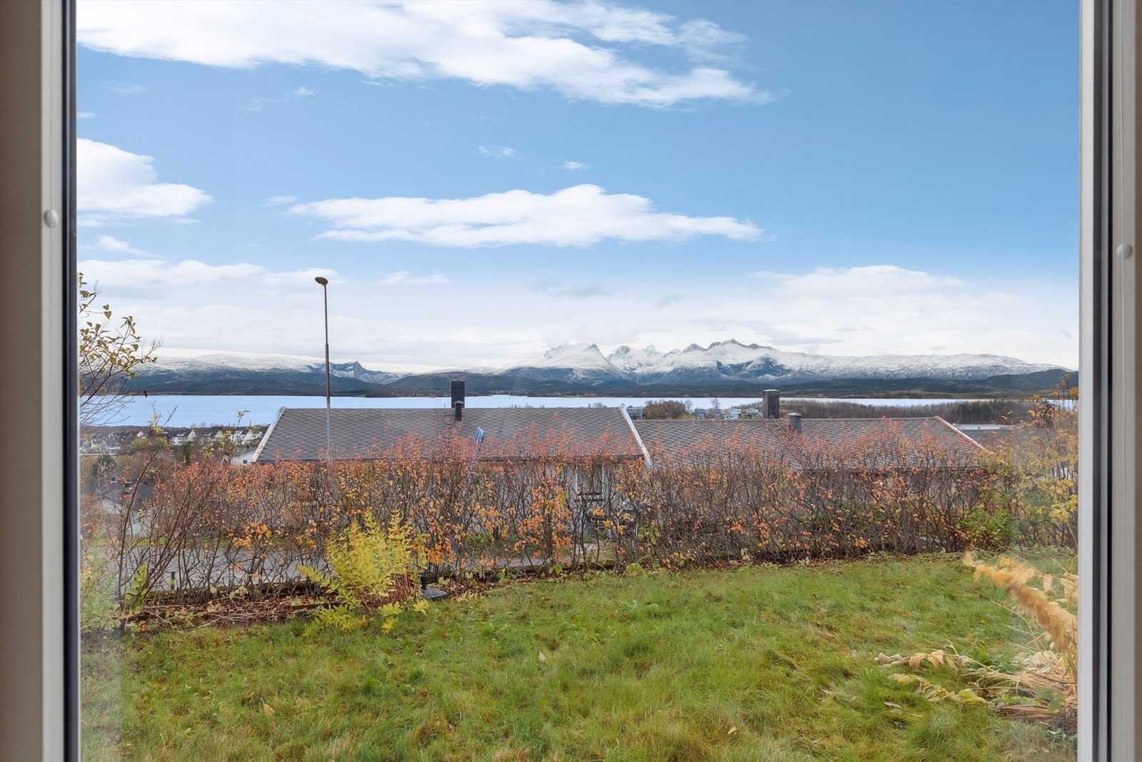 Utsikt fra vinduene i stuen. Her ser vi Saltstraumen og de vakre Børvasstindene. Galleribilde