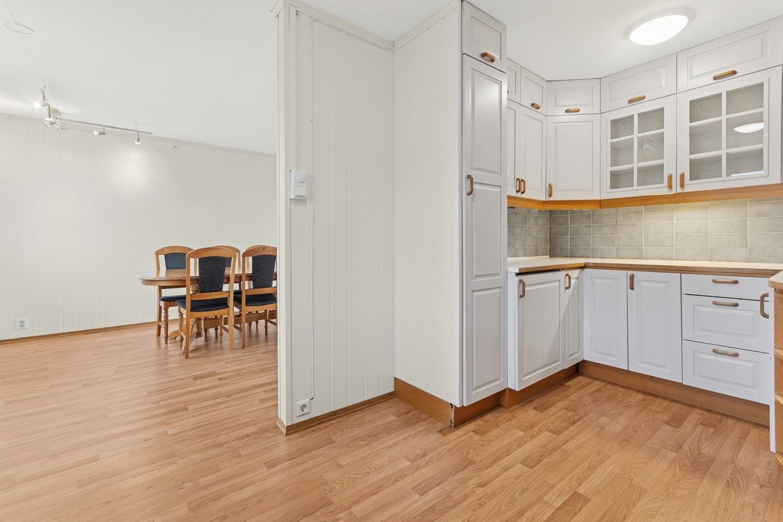 Åpen løsning til kjøkkenet fra spisestuen. Stort kjøkken med godt med skap og benkeplass. Galleribilde