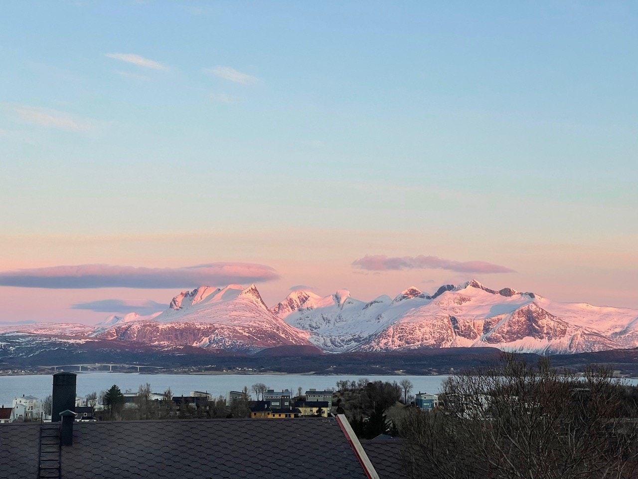 Fabelaktig utsikt mot Børvasstindene. Utsiktsbildet er tatt av selger selv Galleribilde