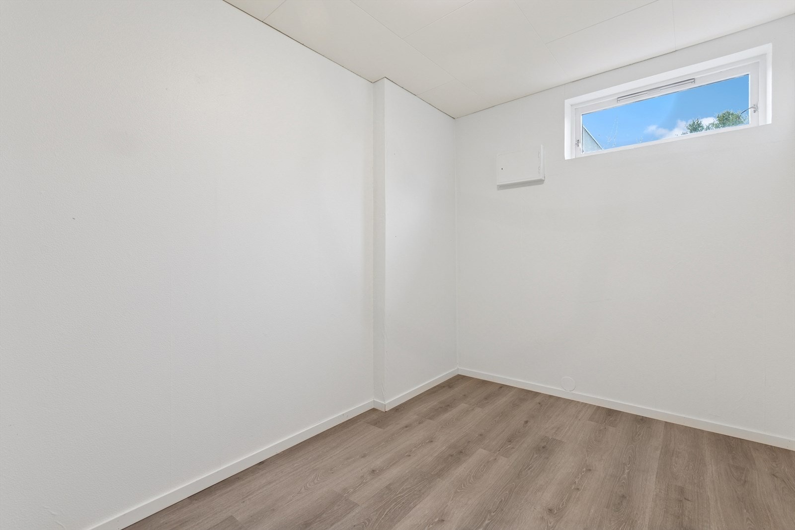 Innredet rom i kjeller. Rommet er ikke godkjent/omsøkt. Se beskrivelse i salgsoppgave Galleribilde