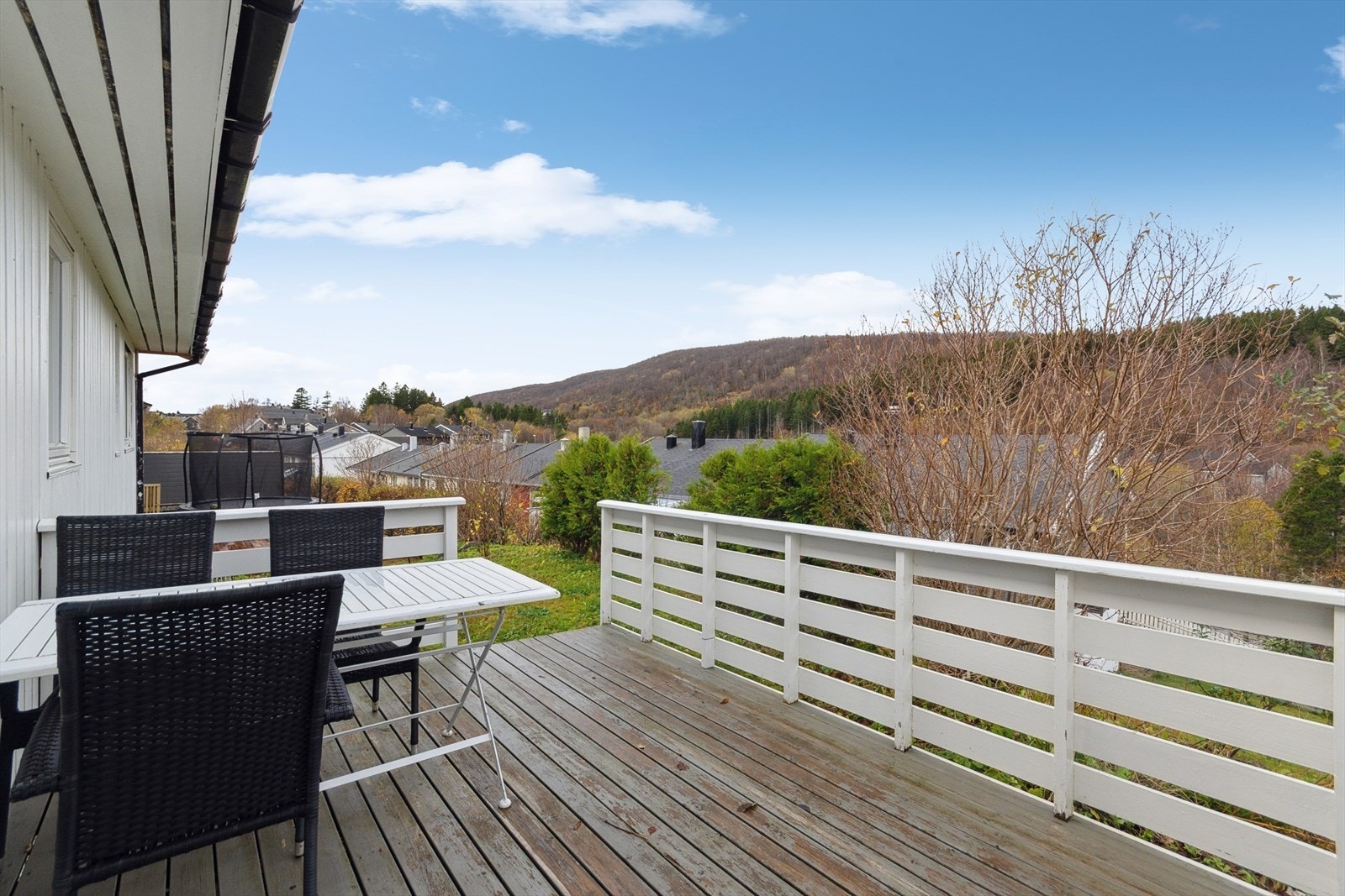 Veranda på nordsiden. Plass til spisebord og solstol. Fin utsikt til Hunstadtoppen. Galleribilde