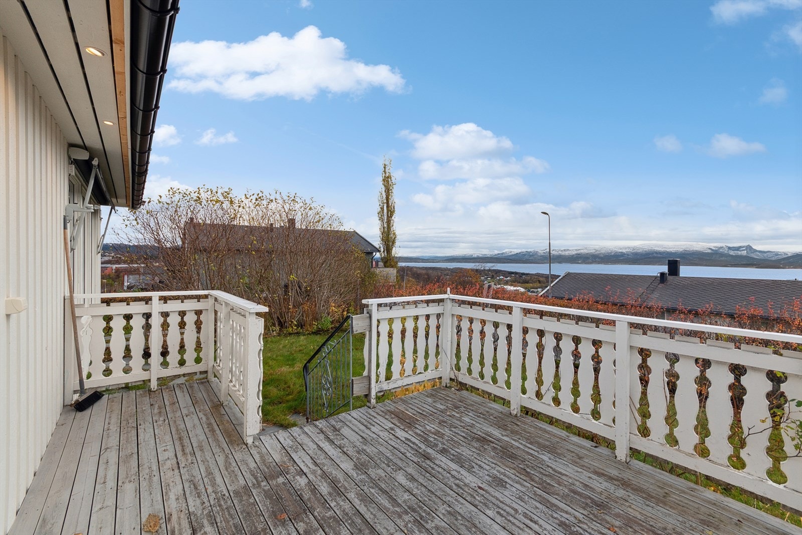 Veranda mot sør. Her får du sol om sommeren fra kl. 05 til kl. 15, før du kan gå på baksiden der du har sol fra kl 15 til 21. Her kan du sitte og nyte utsikten av Børvasstindene, Saltstraumen og havet. Galleribilde