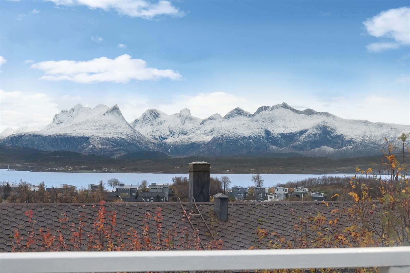 Nydelig utsikt mot Saltenfjorden og Børvasstindene Galleribilde