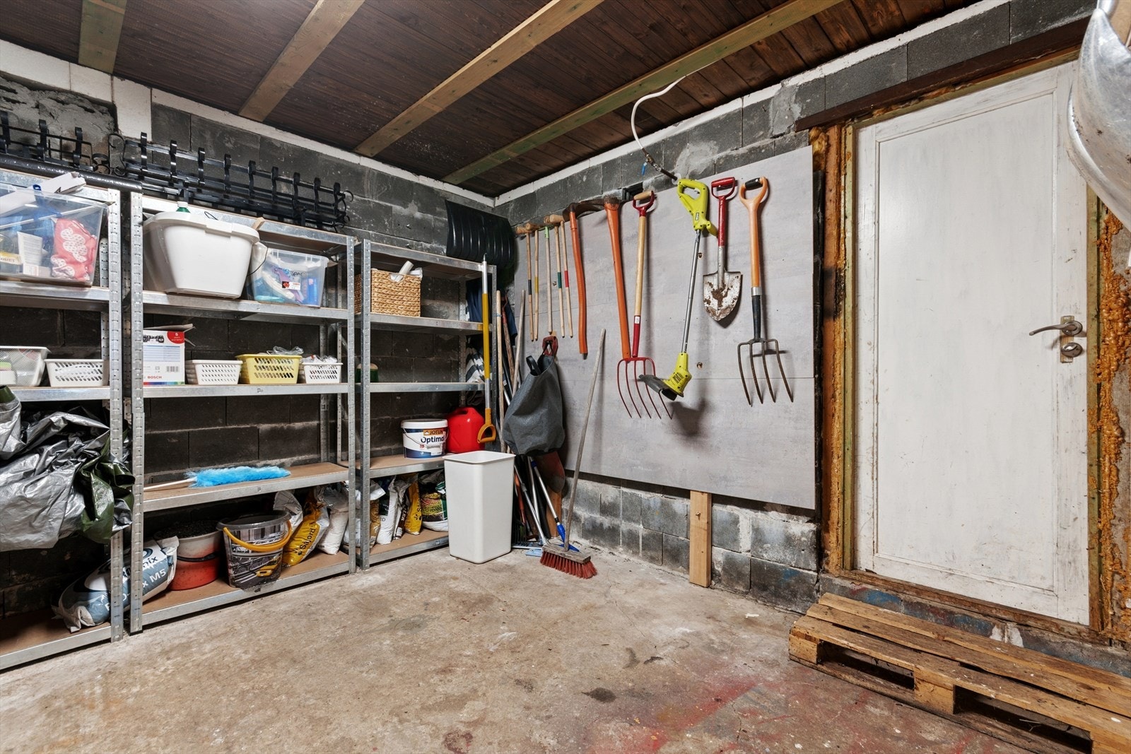 Stor bod i kjelleren med utgangsdør. Plass til snekker- og hageredskaper Galleribilde