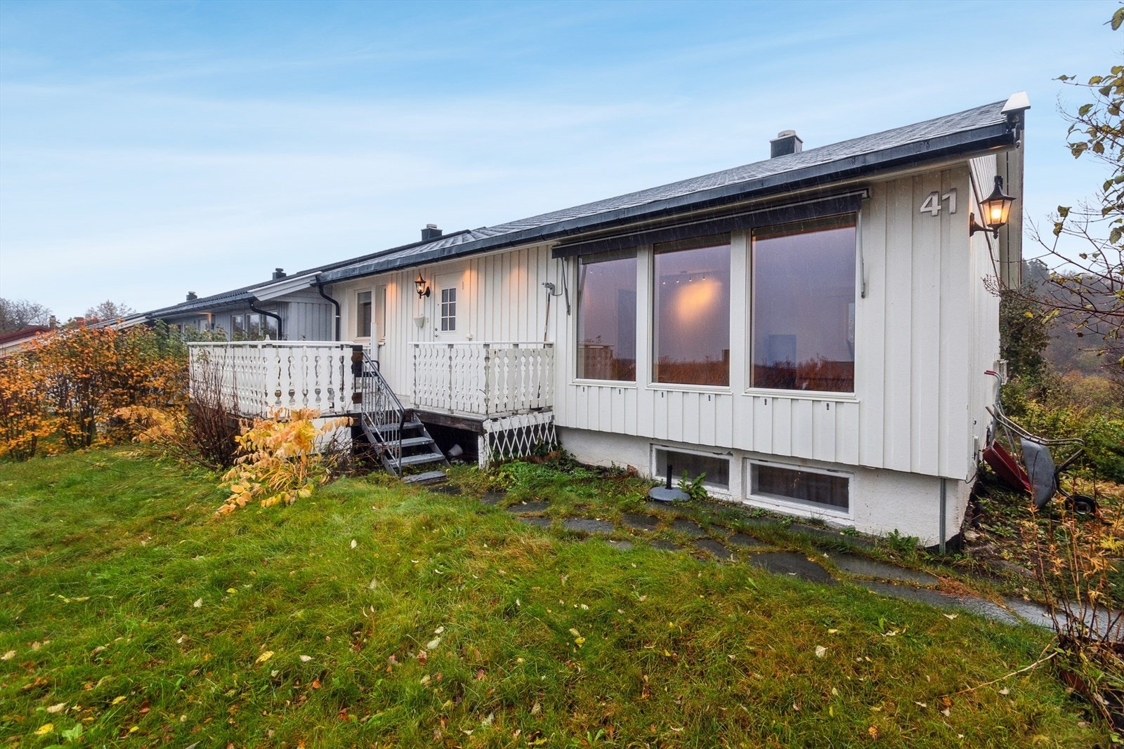 Hovedinngangen er fra altanen på sørsiden. Sol fra soloppgang til kl 15. Galleribilde