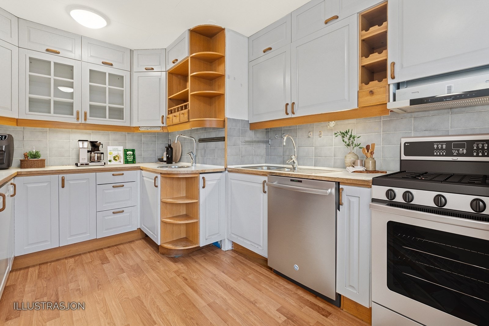 Stort og lyst kjøkken med stor god arbeidsbenk og masse skapplass. Fra kjøkkenet har du utsikt mot Hunstadtoppen Galleribilde